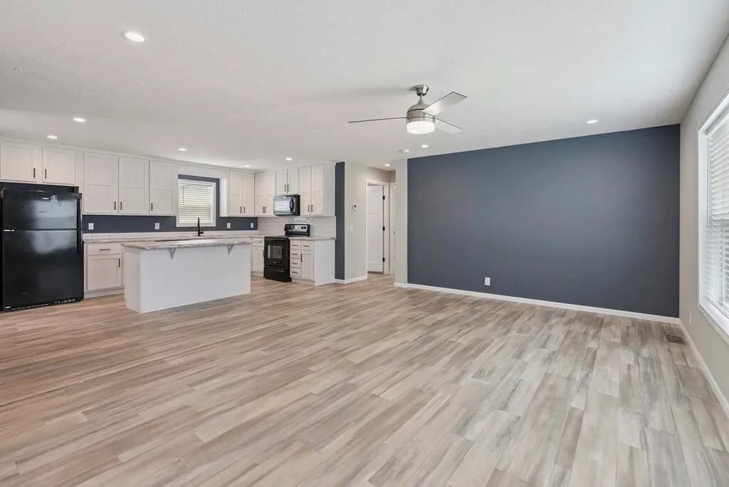 Click to enlarge Lincoln modular home — living room (photo 5 of 22)