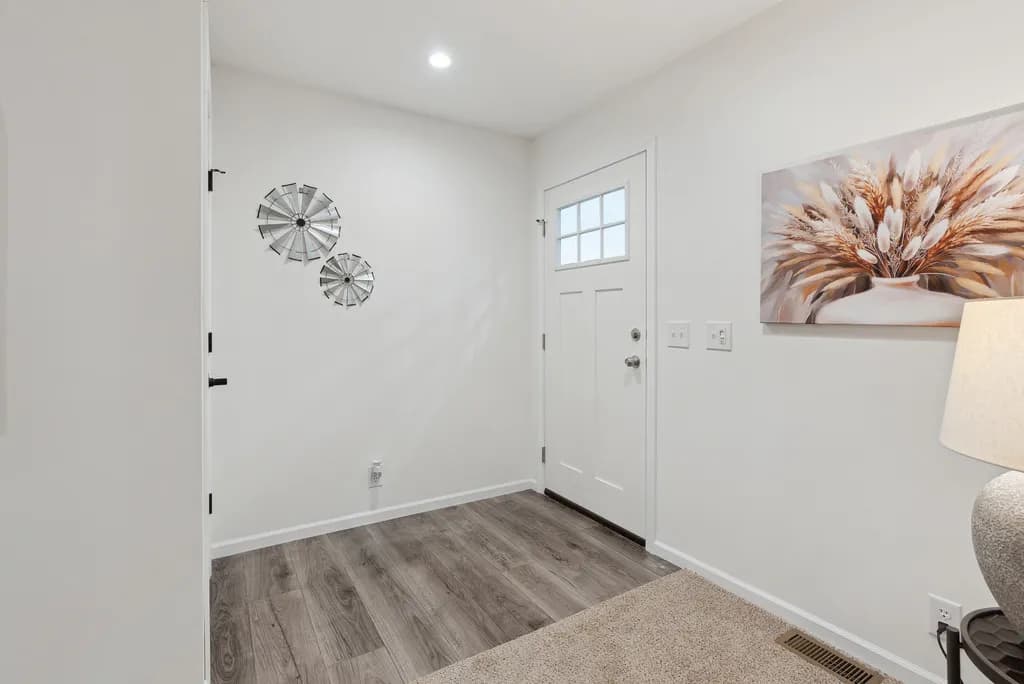 Click to enlarge Timberlake modular home — entry (photo 15 of 31)