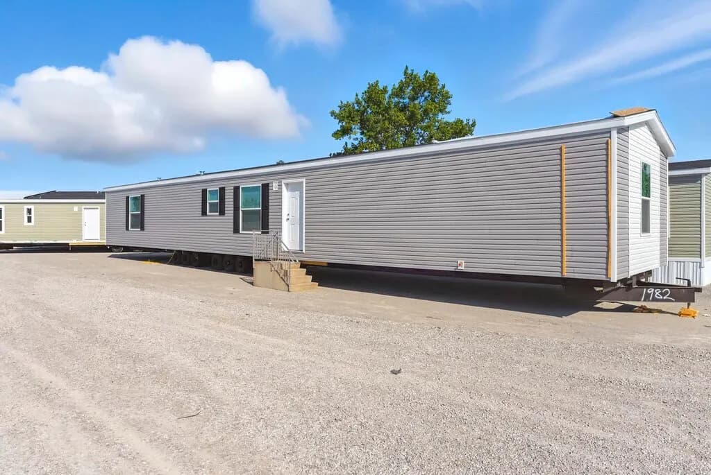 Click to enlarge Monte single wide home — exterior (photo 2 of 37)