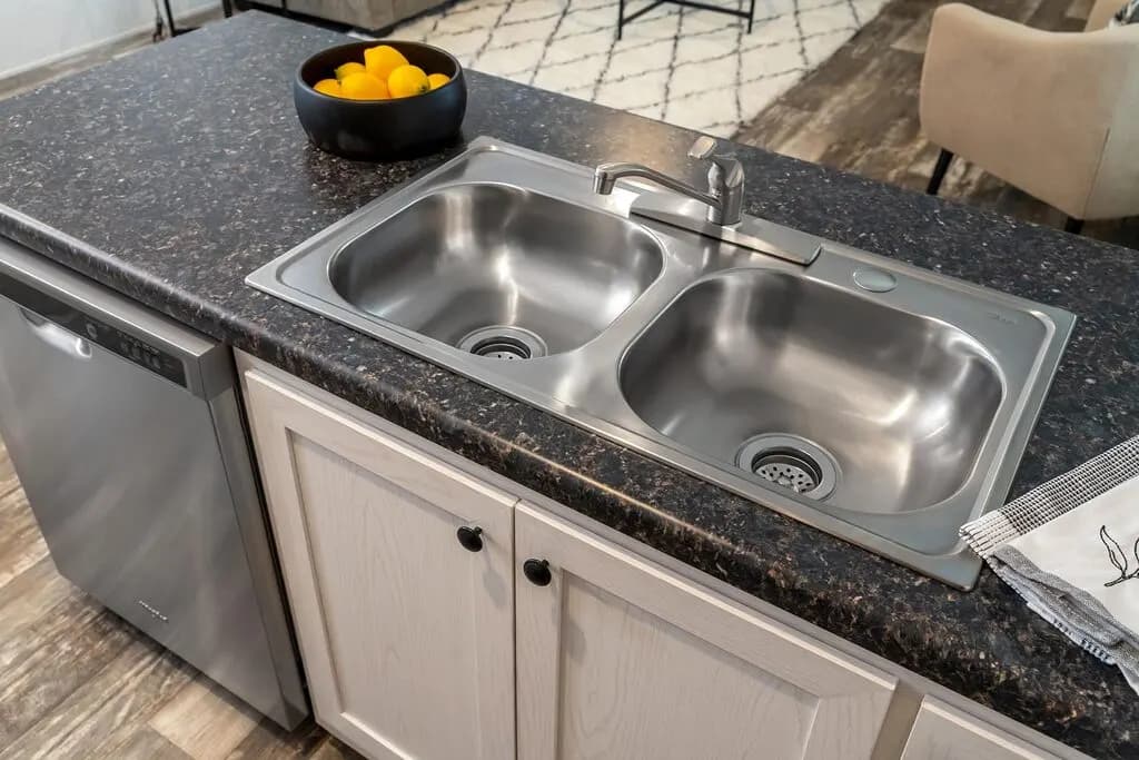 Click to enlarge Ridge Reverse Aisle single wide home — kitchen (photo 4 of 7)