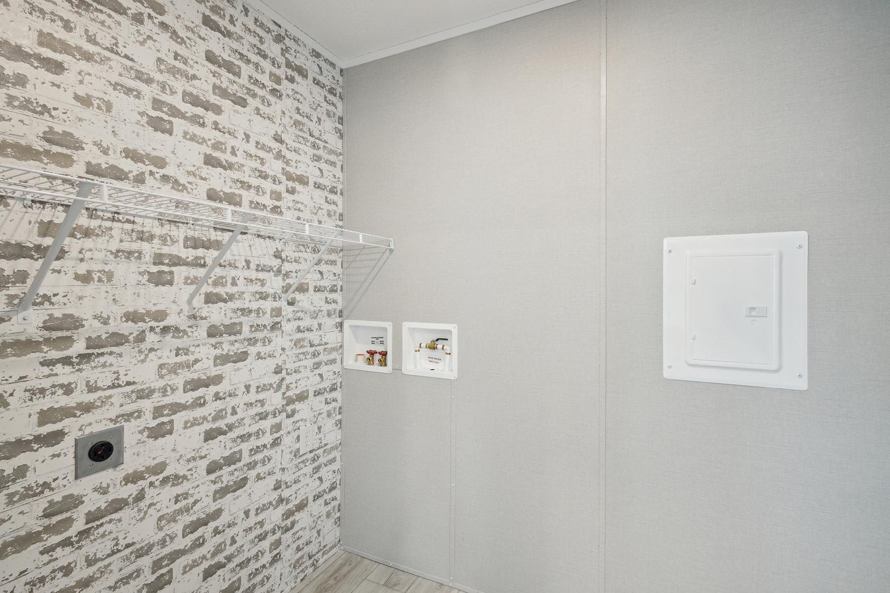 Click to enlarge 1466H32082 single wide home — utility room (photo 8 of 10)