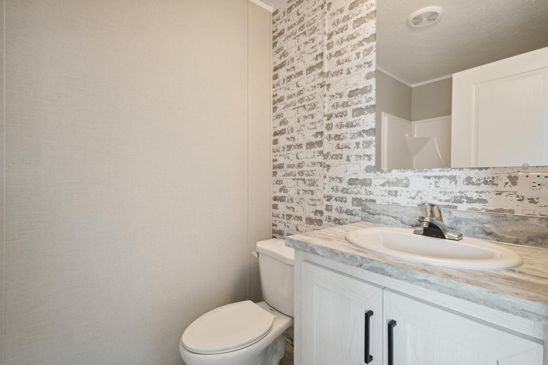 Click to enlarge 1466H32082 single wide home — primary bathroom (photo 6 of 10)