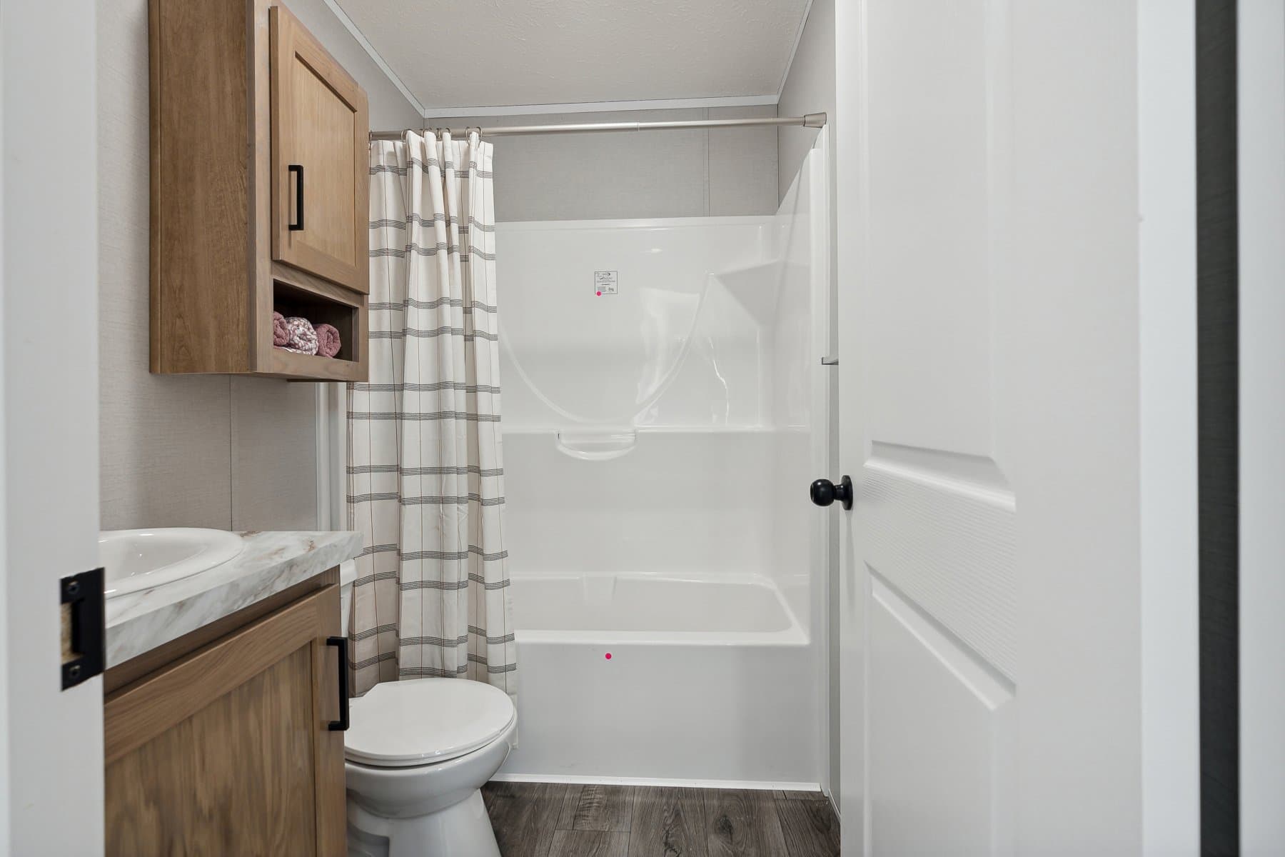 Click to enlarge 1660H22212 single wide home β bathroom (photo 26 of 27)