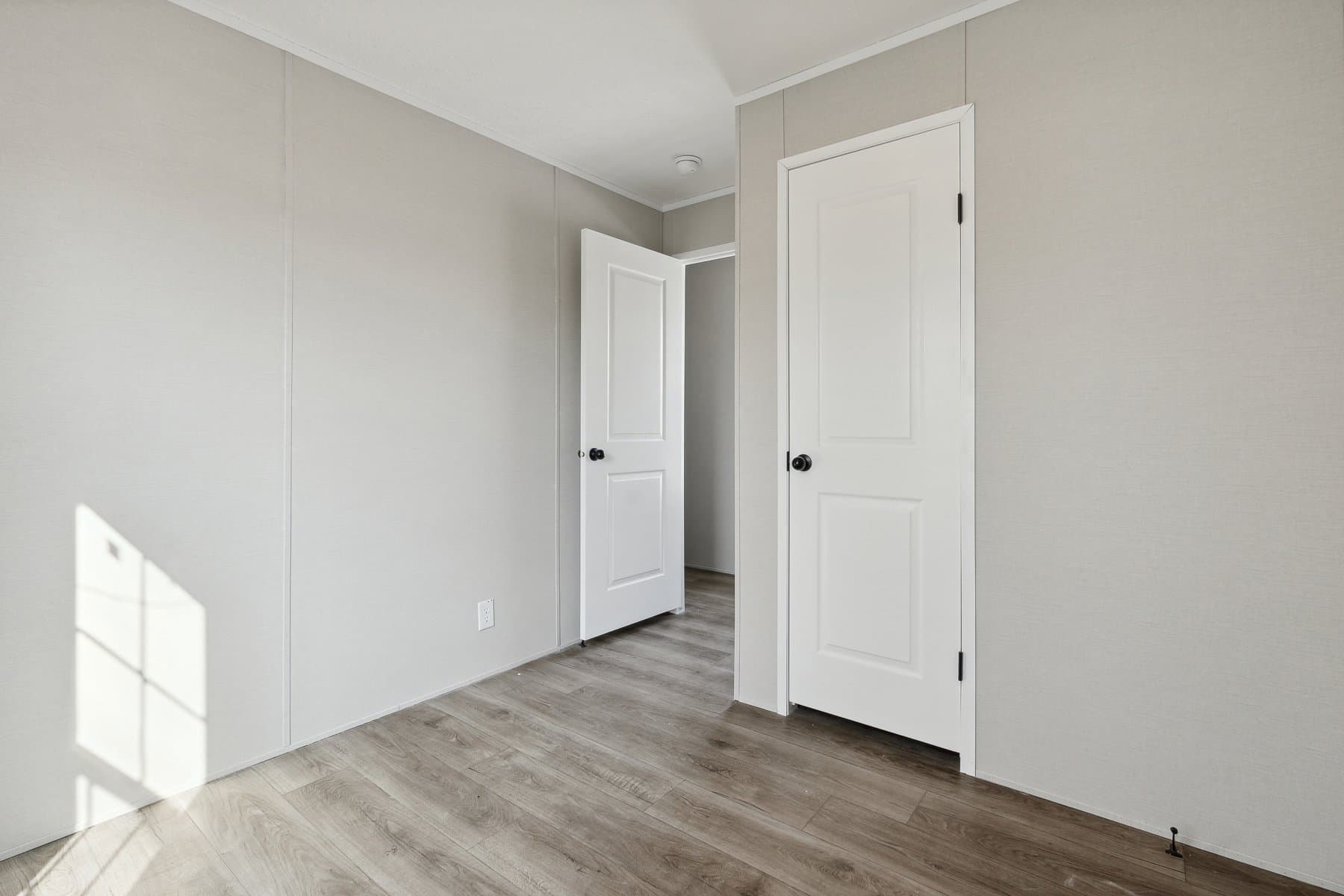 Click to enlarge 1660H22212 single wide home β bedroom (photo 25 of 27)
