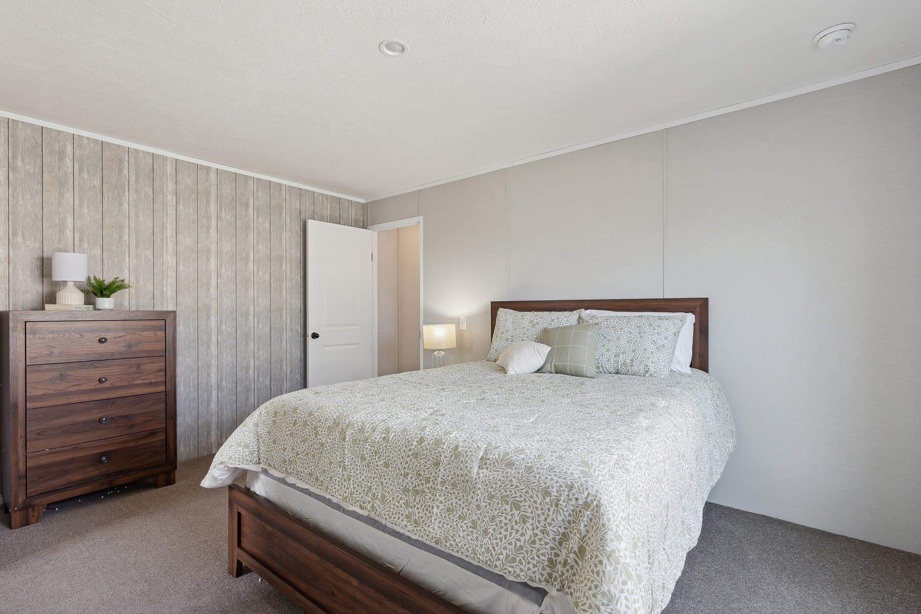 Click to enlarge 1660H22212 single wide home β primary bedroom (photo 19 of 27)