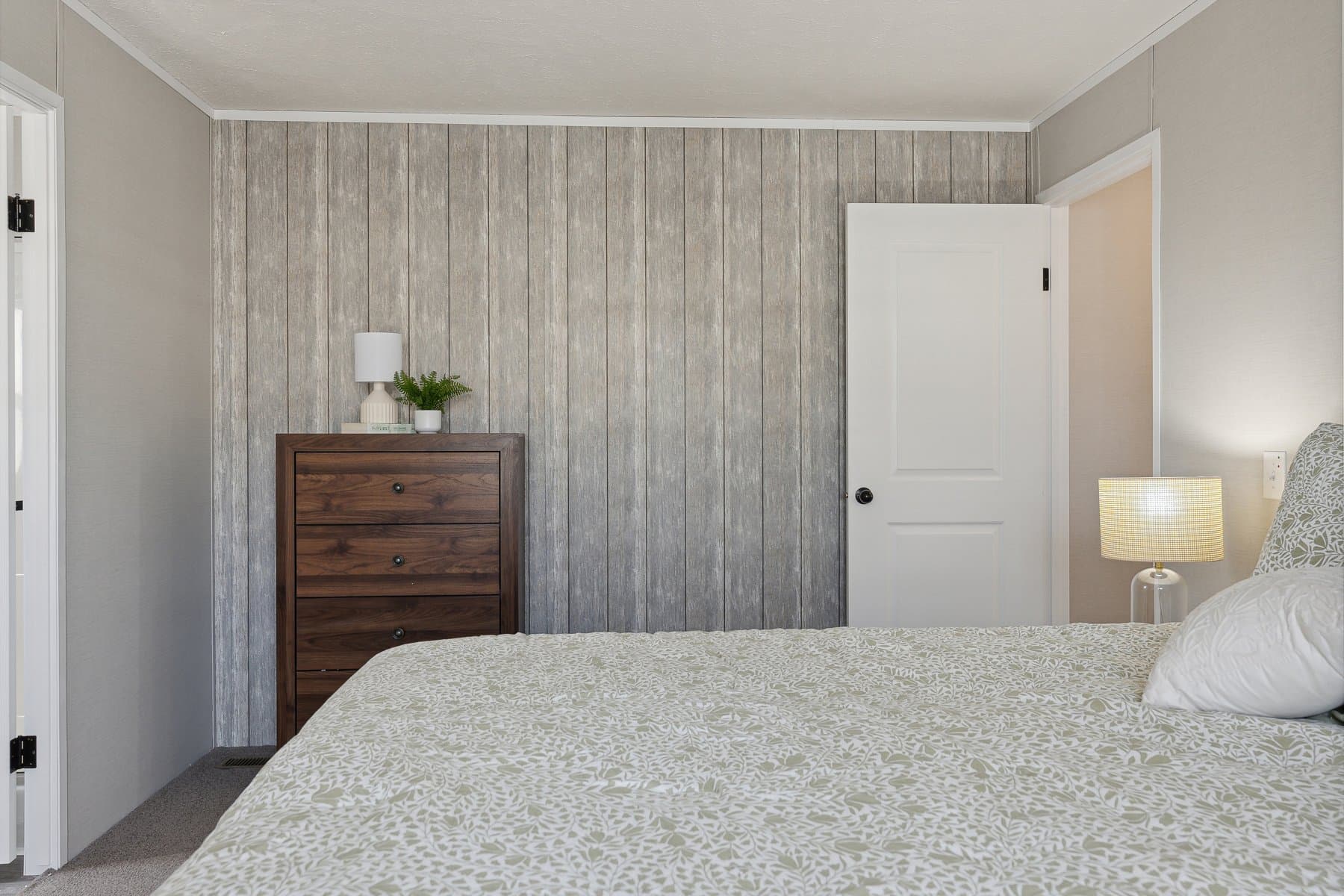 Click to enlarge 1660H22212 single wide home β primary bedroom (photo 20 of 27)