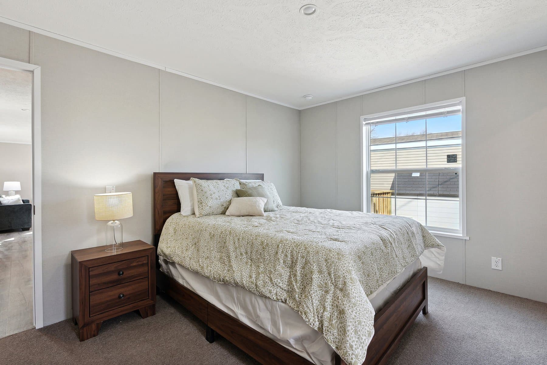 Click to enlarge 1660H22212 single wide home β primary bedroom (photo 22 of 27)