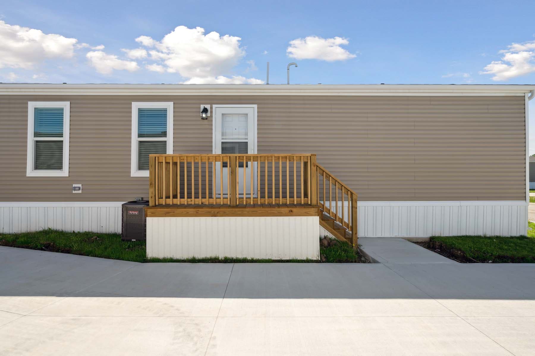 Click to enlarge 1664H32212 single wide home — exterior (photo 3 of 14)