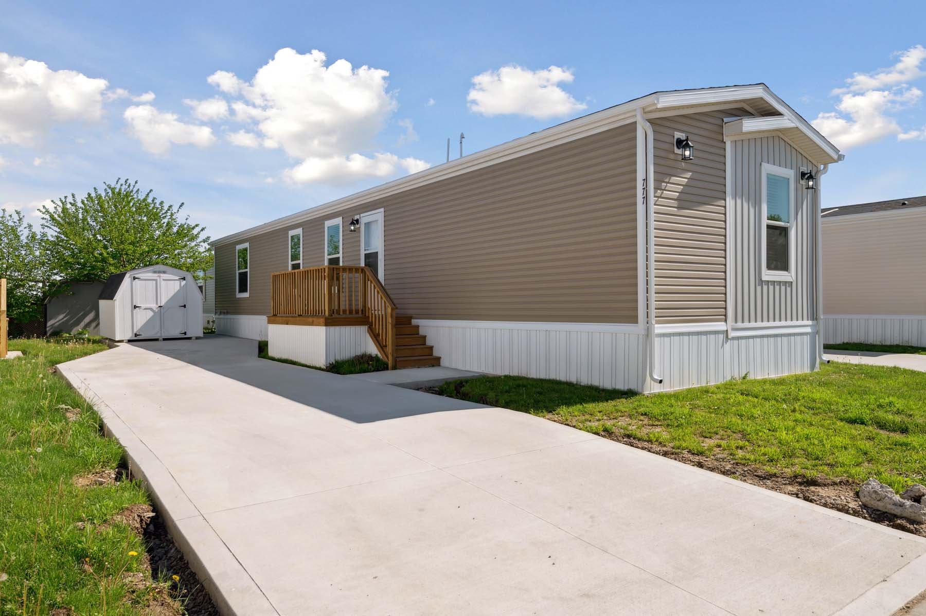 Click to enlarge 1664H32212 single wide home — exterior (photo 4 of 14)