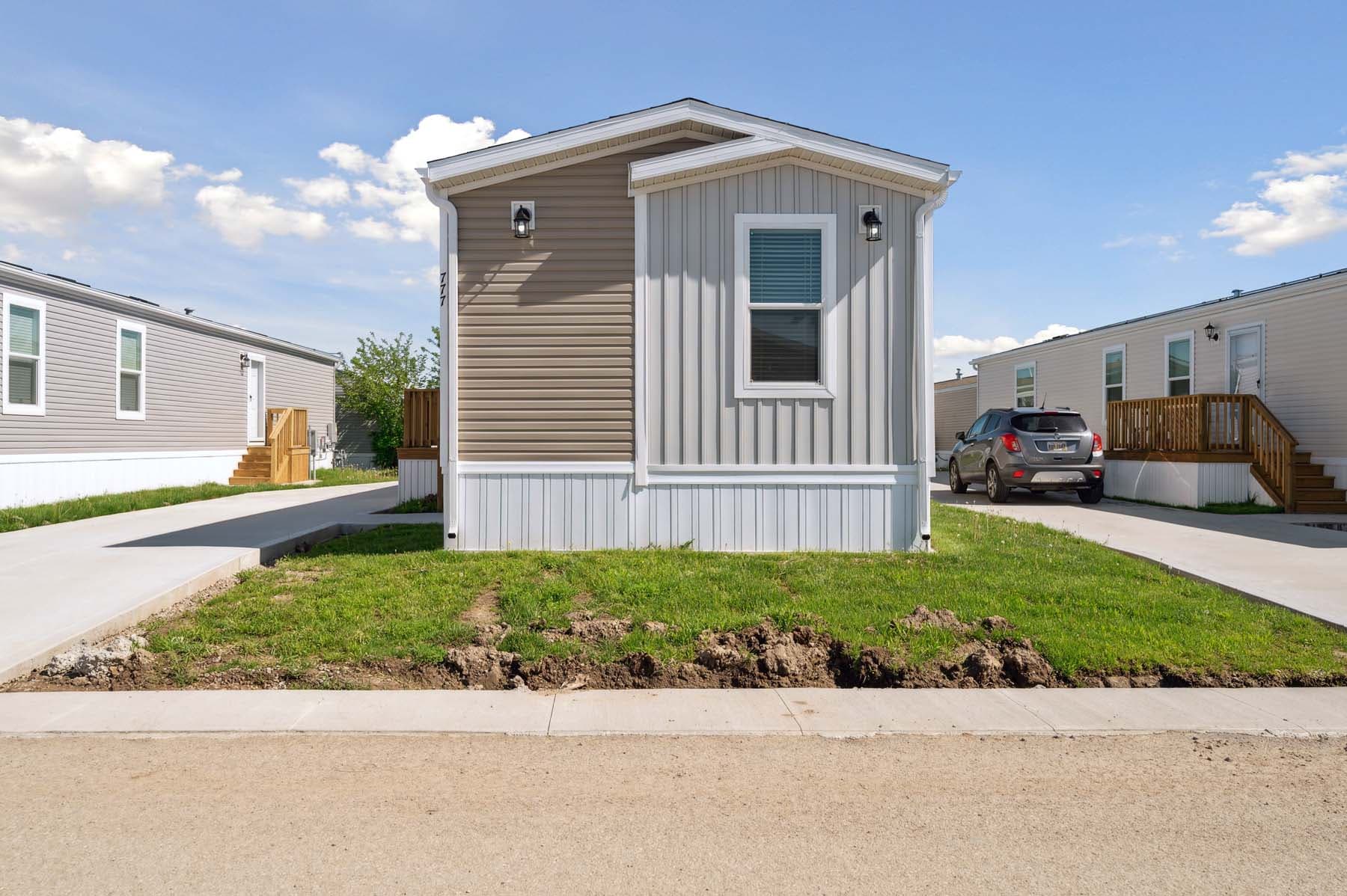 Click to enlarge 1664H32212 single wide home — exterior (photo 5 of 14)