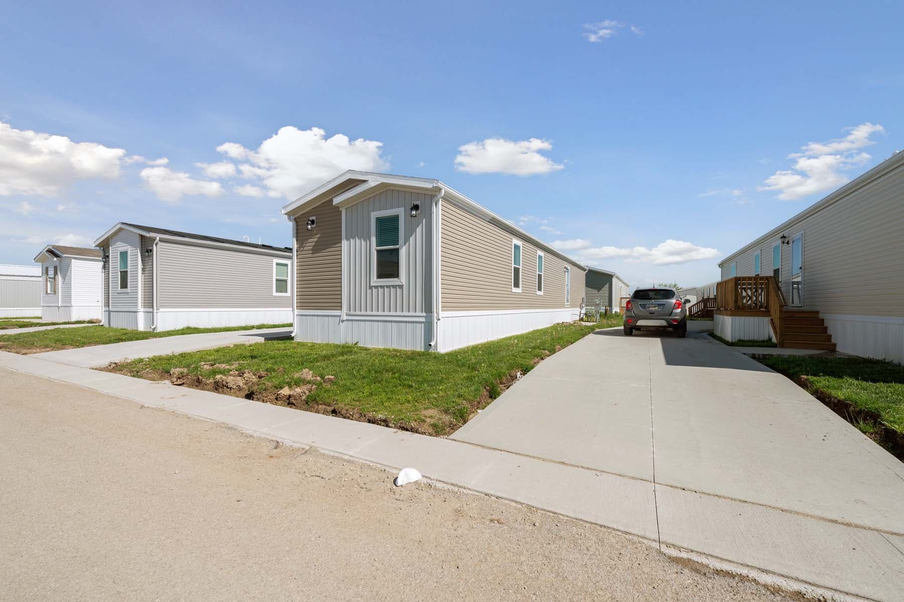 Click to enlarge 1664H32212 single wide home — exterior (photo 6 of 14)