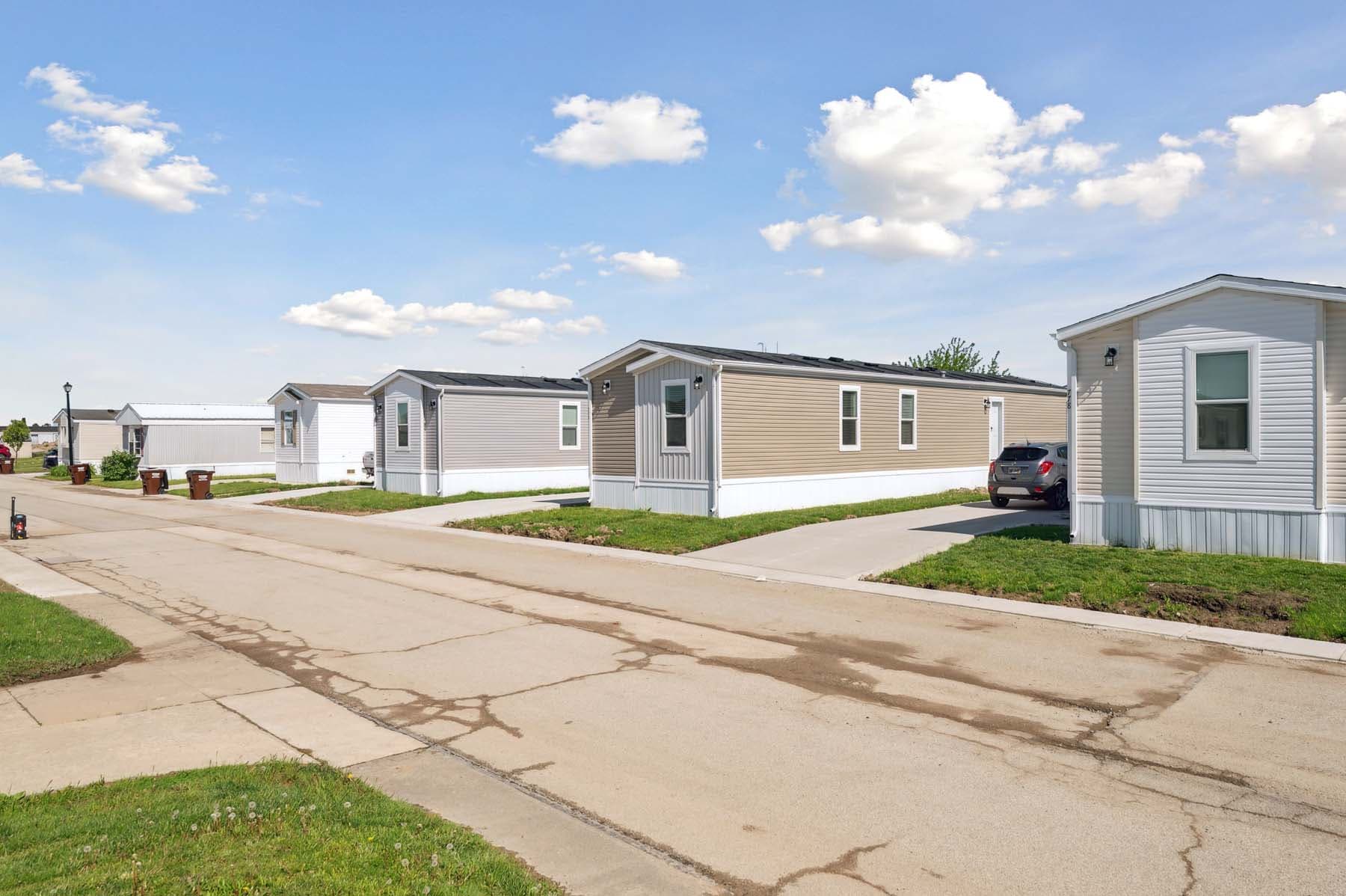 Click to enlarge 1664H32212 single wide home — exterior (photo 7 of 14)