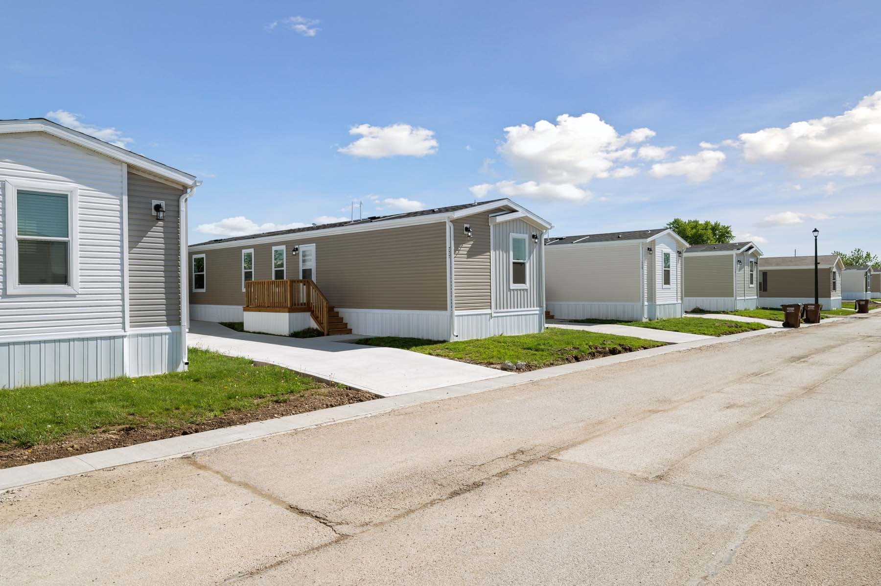 Click to enlarge 1664H32212 single wide home — exterior (photo 9 of 14)