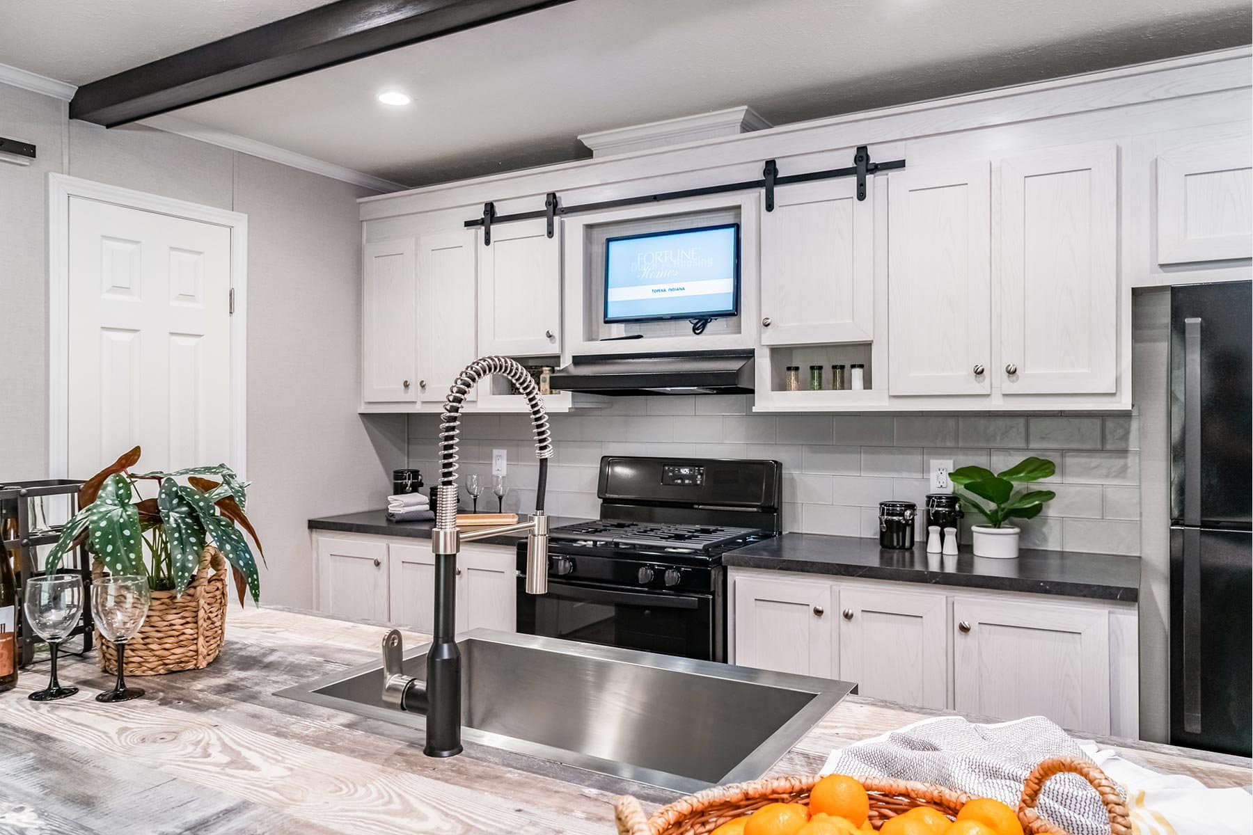 Click to enlarge 1666H22091 single wide home — kitchen (photo 3 of 16)