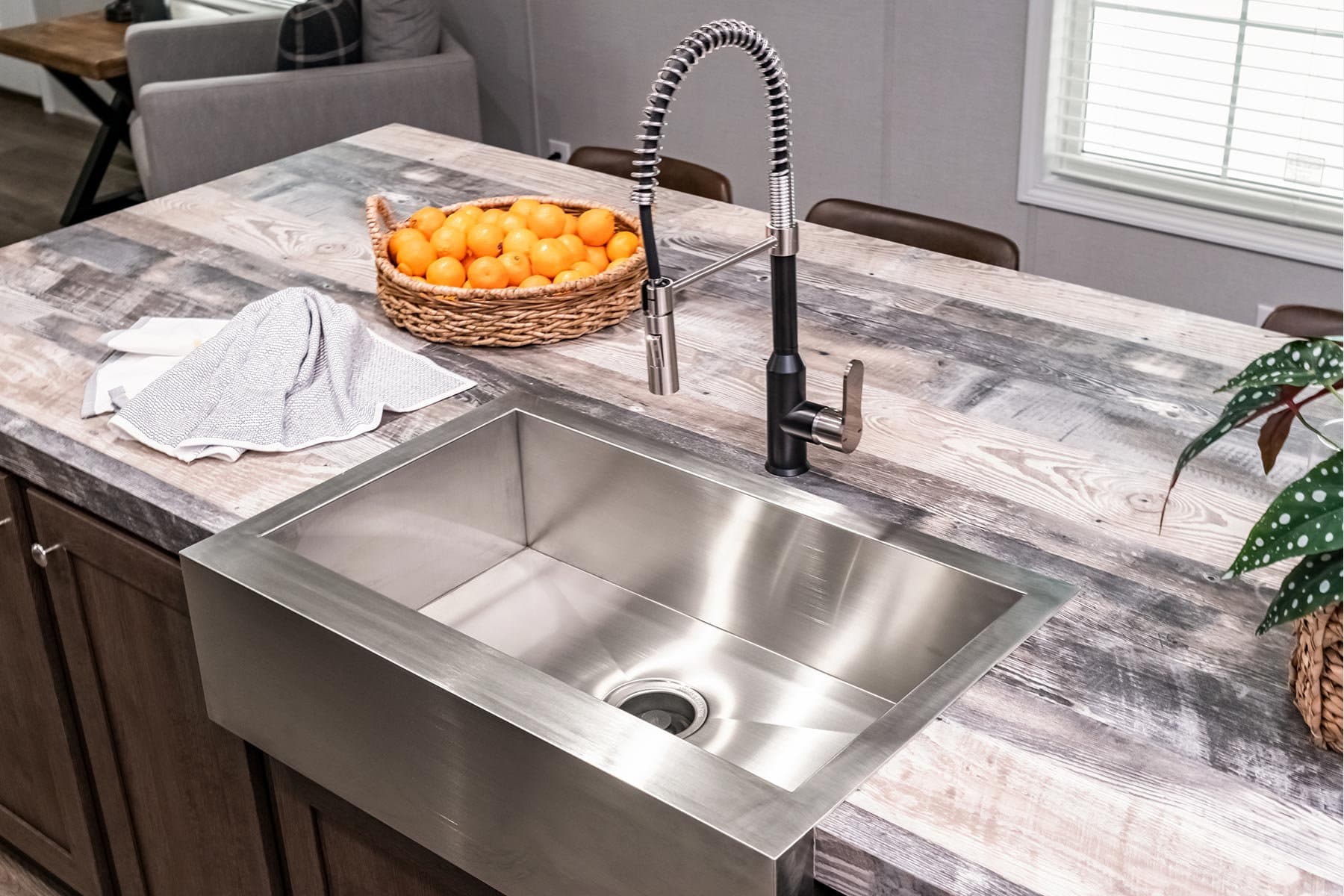 Click to enlarge 1666H22091 single wide home — kitchen (photo 11 of 16)