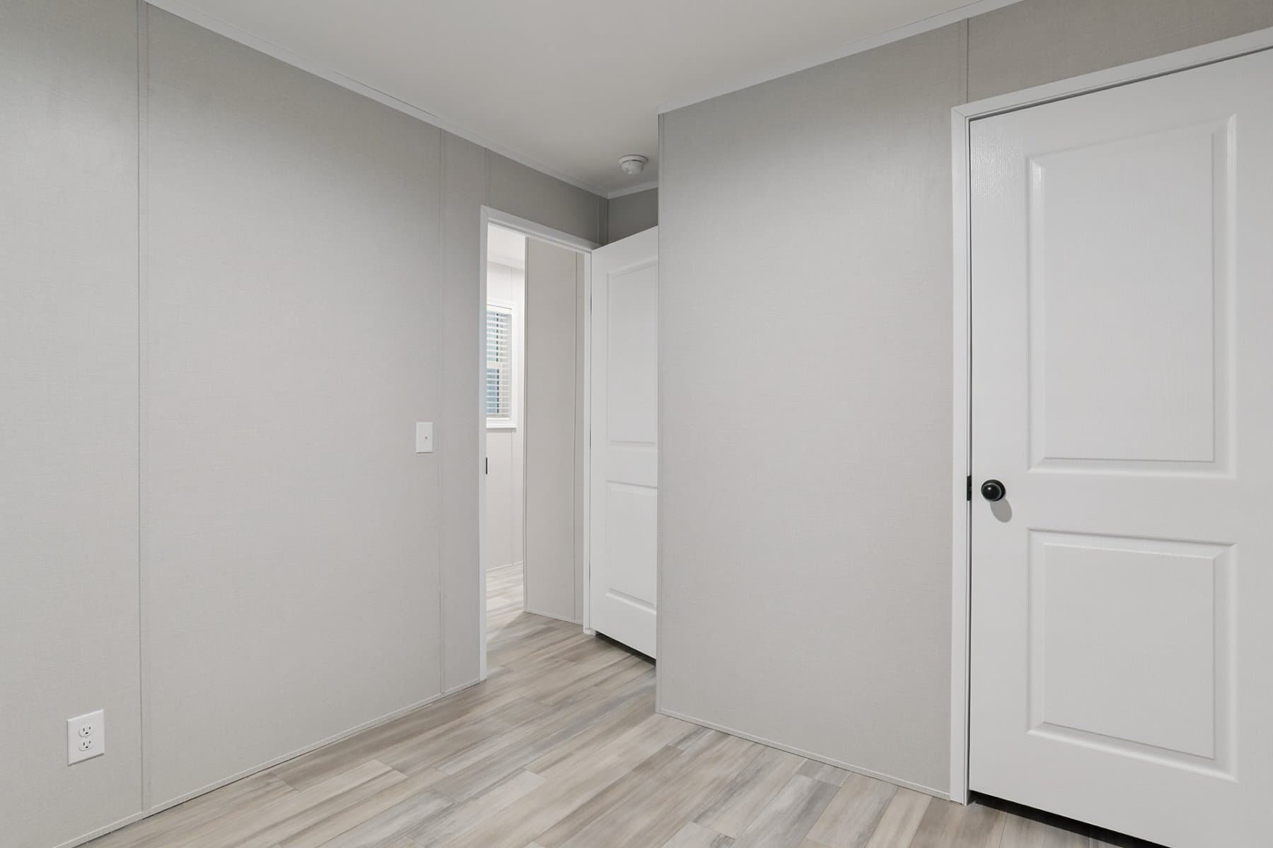Click to enlarge 1666H32085 single wide home — bedroom (photo 25 of 29)