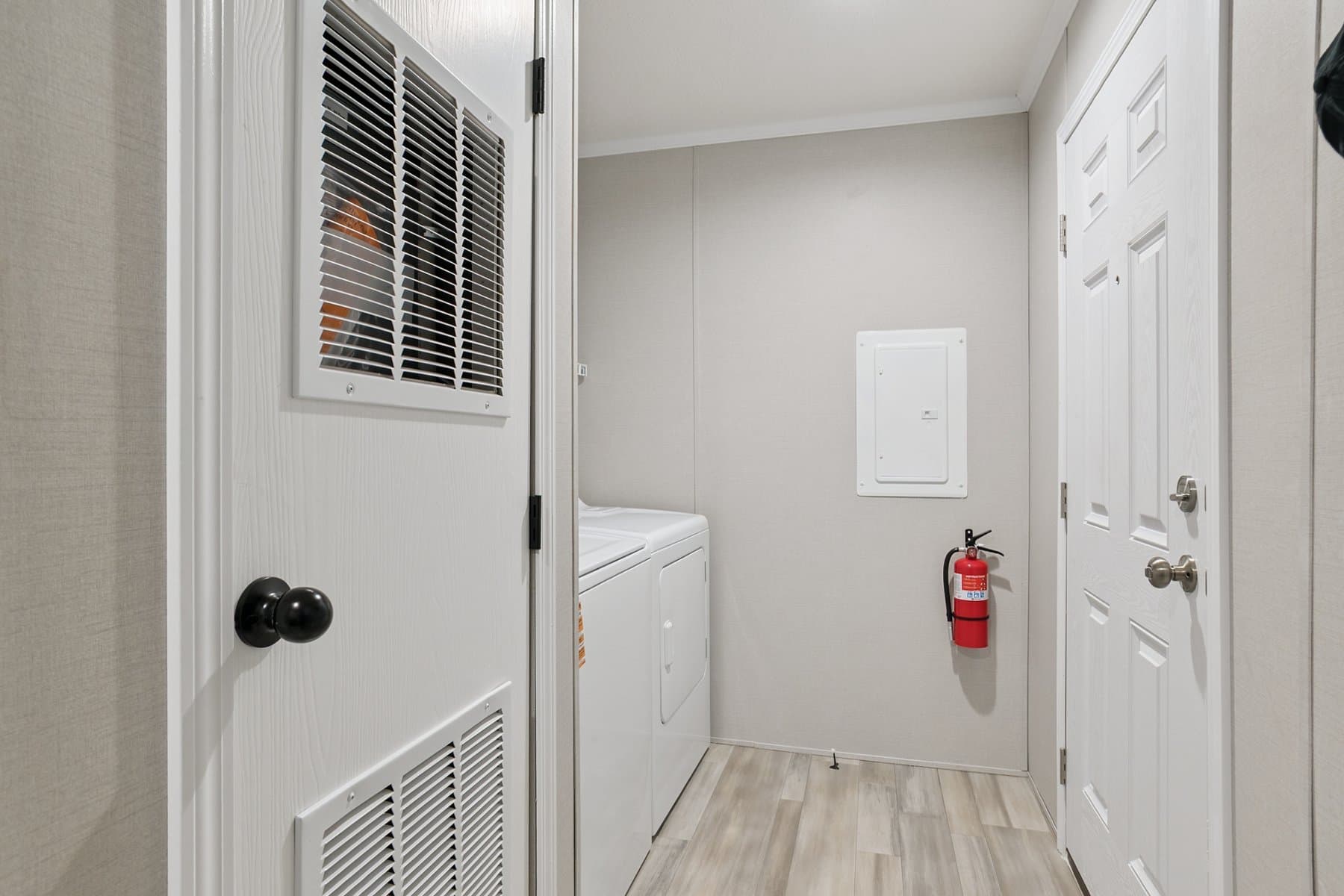 Click to enlarge 1666H32085 single wide home — utility room (photo 27 of 29)