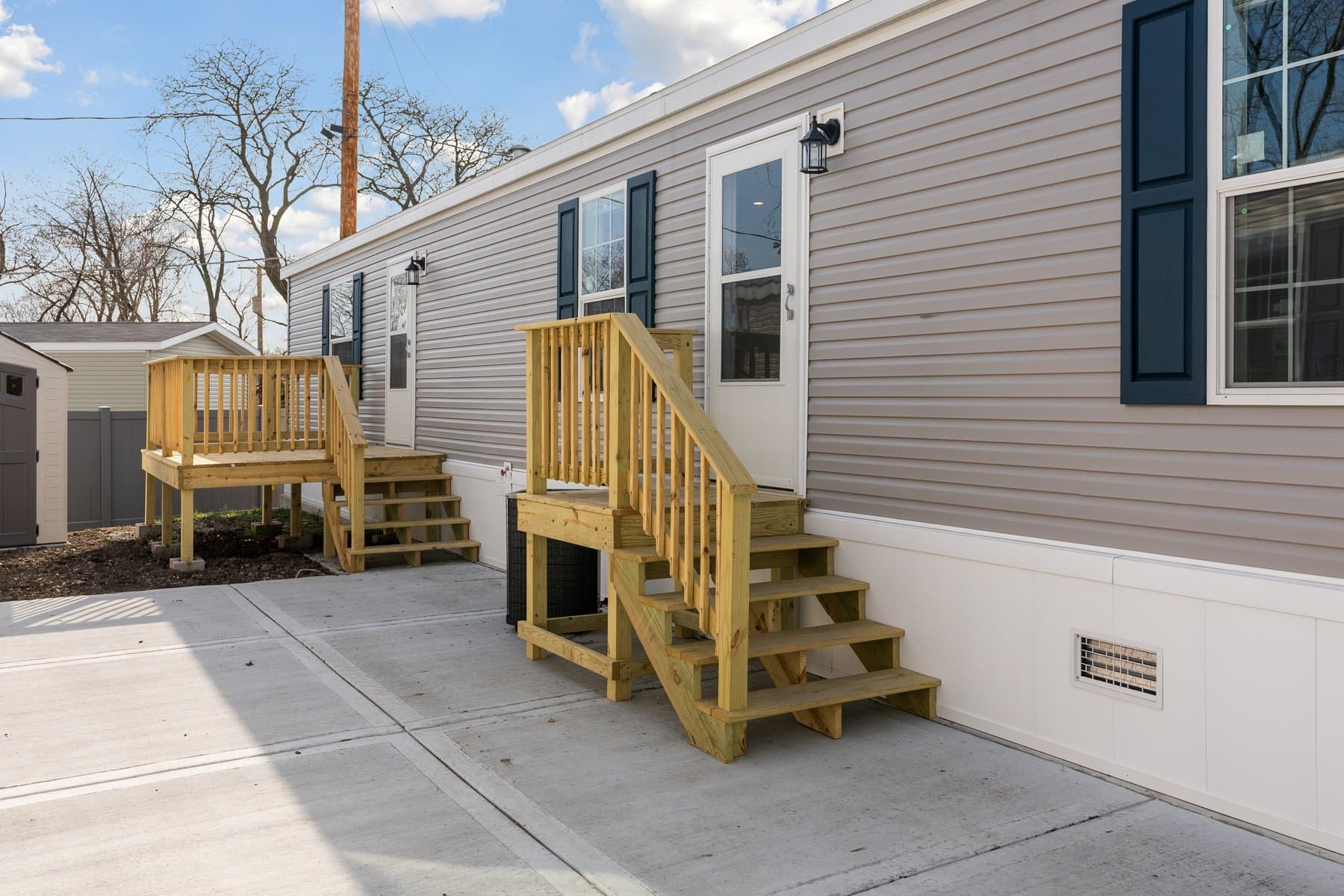 Click to enlarge 1666H32212 single wide home β exterior (photo 6 of 32)