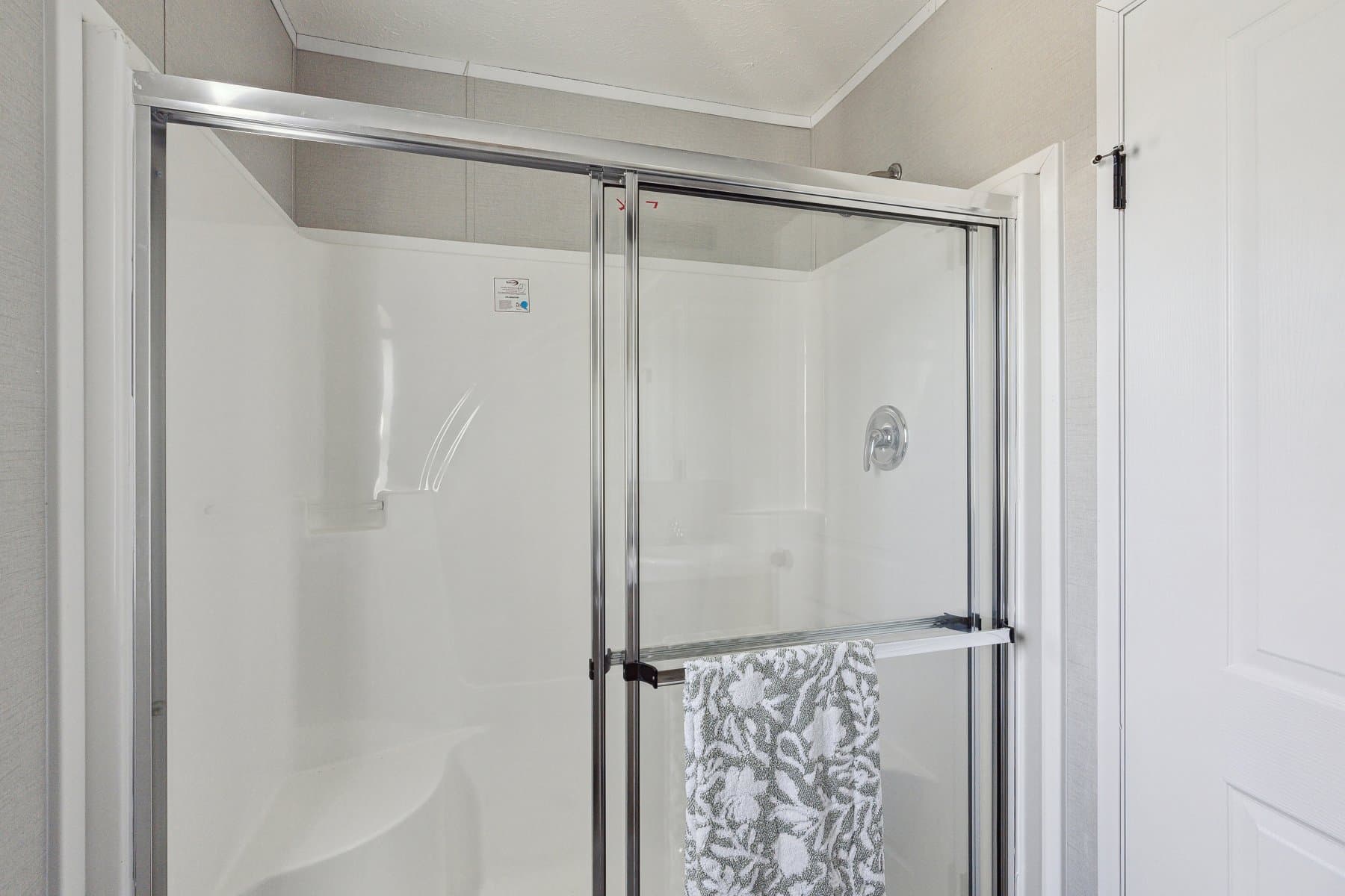 Click to enlarge 1666H32212 single wide home β primary bathroom (photo 23 of 32)