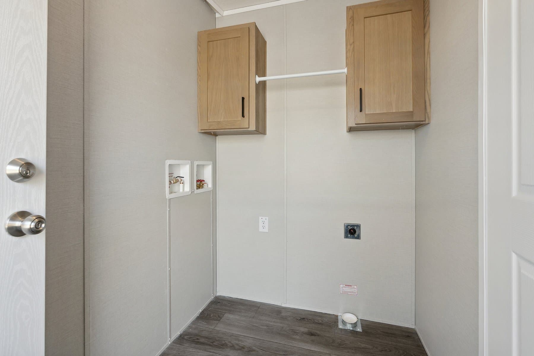 Click to enlarge 1666H32212 single wide home β utility room (photo 28 of 32)
