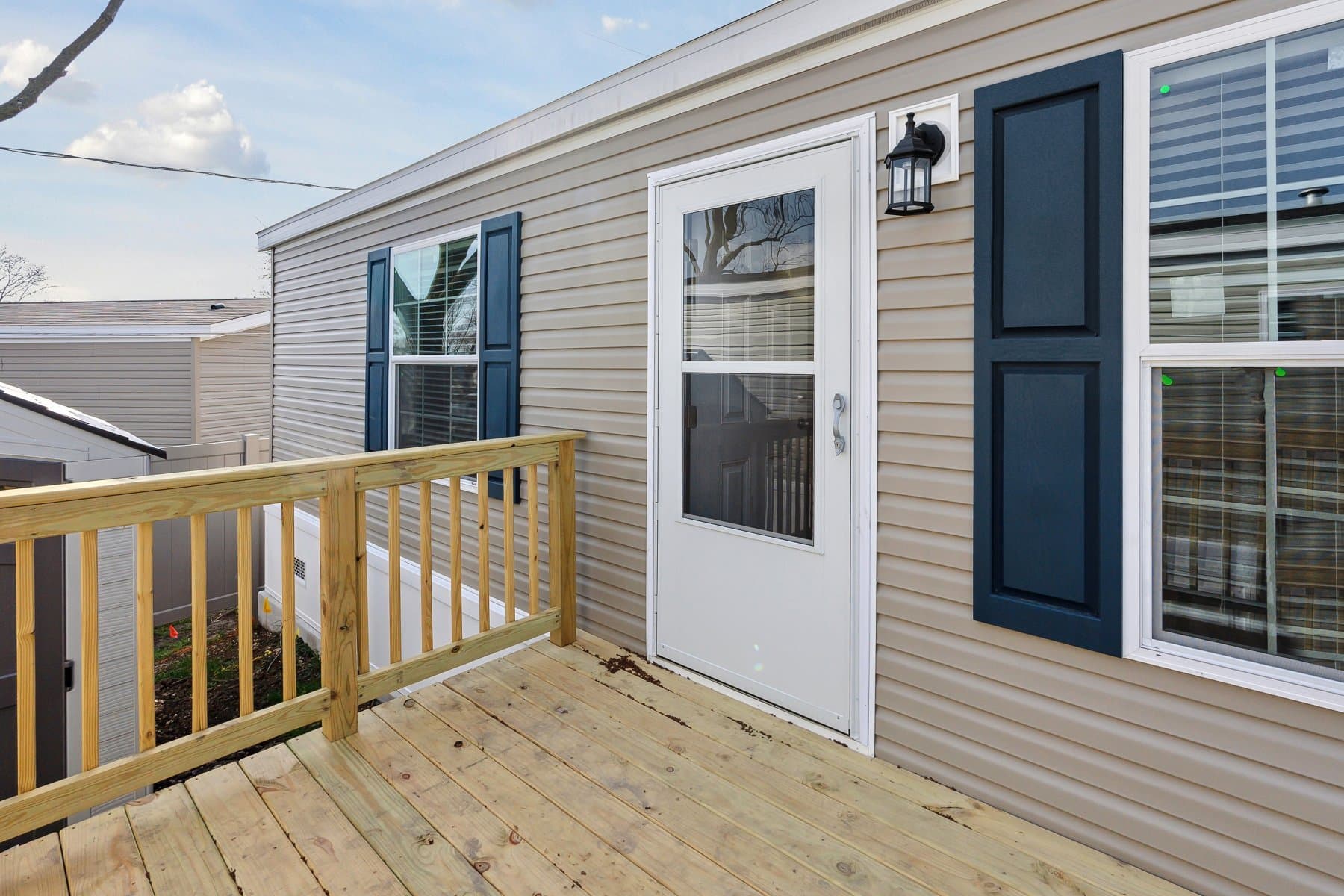 Click to enlarge 1666H32219 single wide home β exterior (photo 27 of 30)