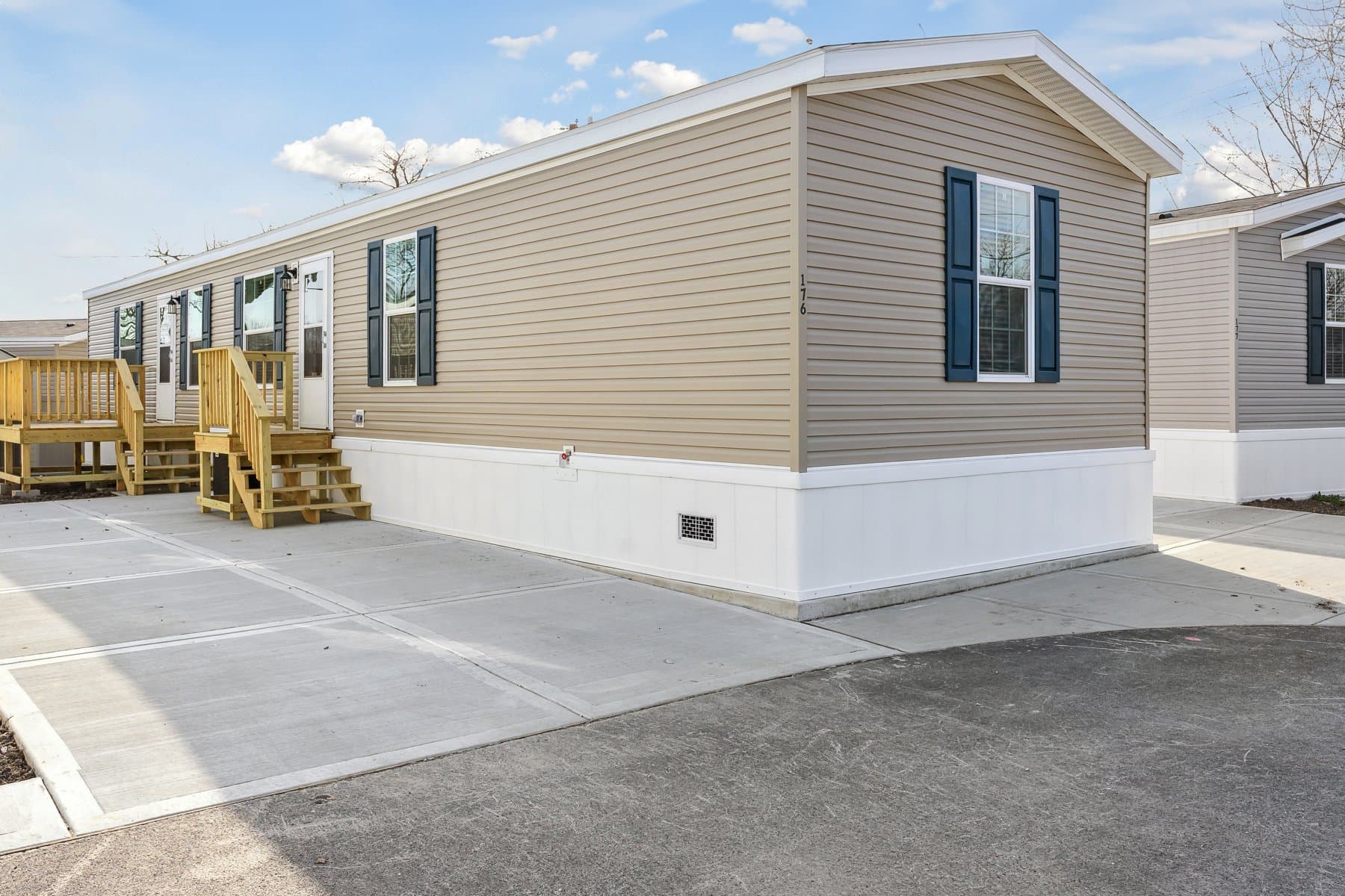 Click to enlarge 1666H32219 single wide home β exterior (photo 5 of 30)