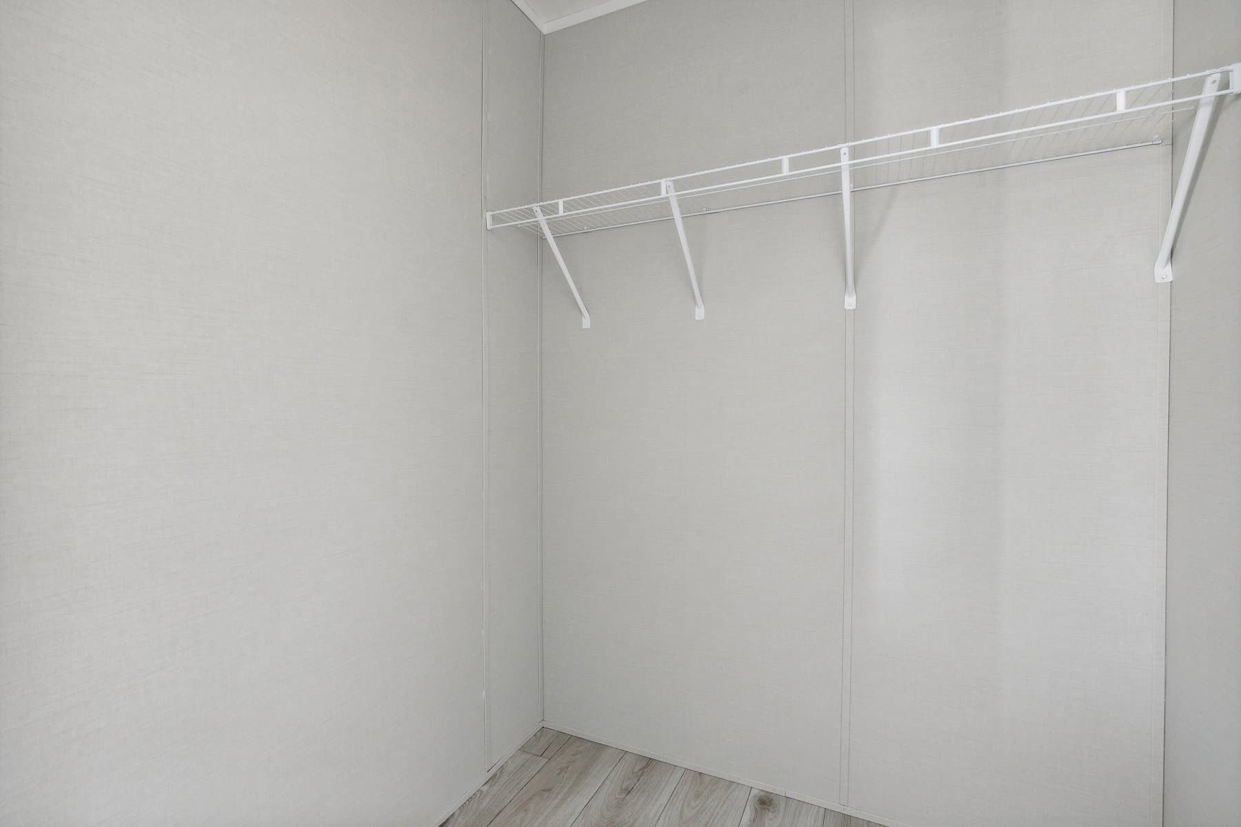 Click to enlarge 1666H32219 single wide home β walk-in closet (photo 22 of 30)