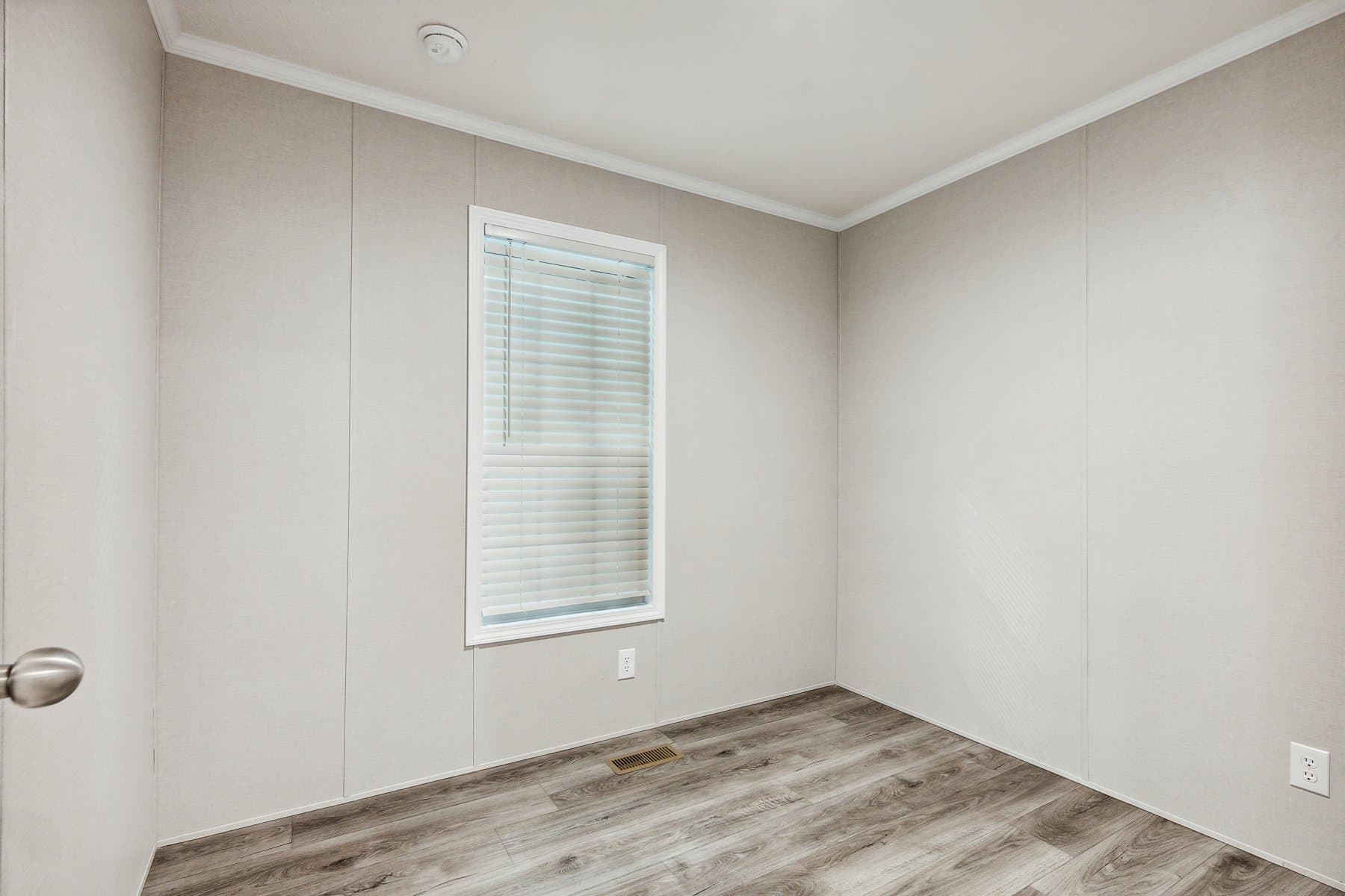Click to enlarge 1672H32090 single wide home β bedroom (photo 22 of 29)
