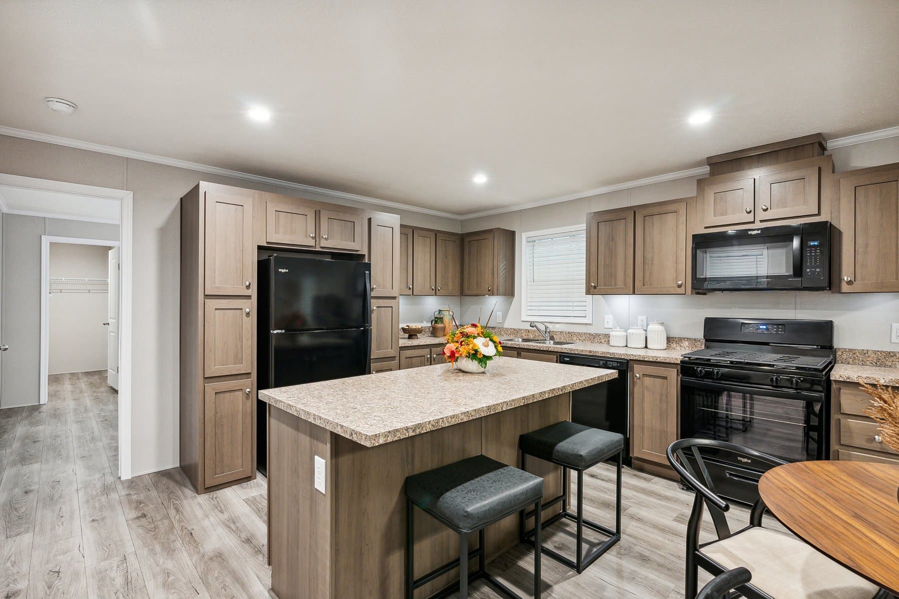 Click to enlarge 1672H32090 single wide home β kitchen (photo 3 of 29)