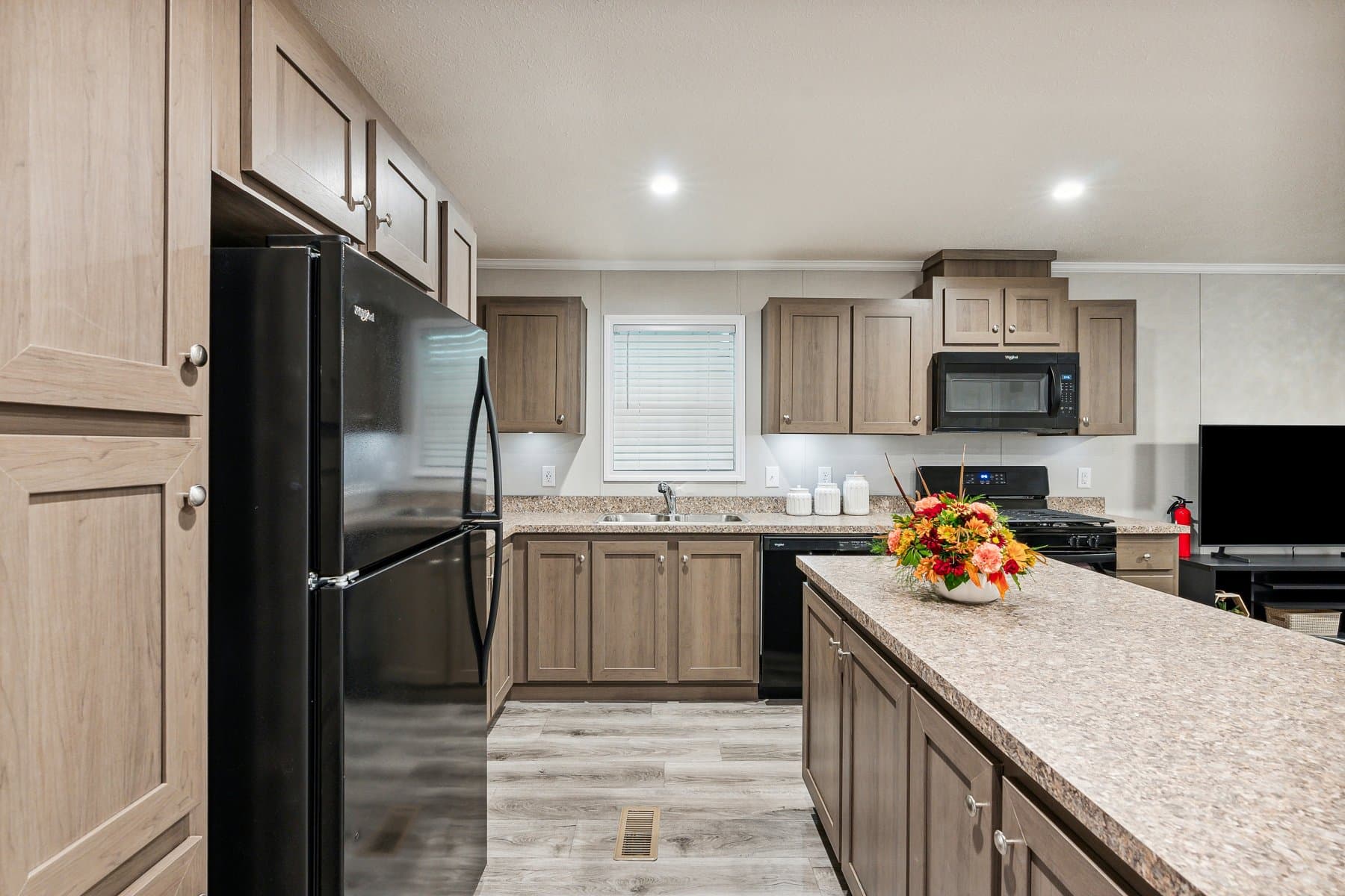 Click to enlarge 1672H32090 single wide home β kitchen (photo 12 of 29)
