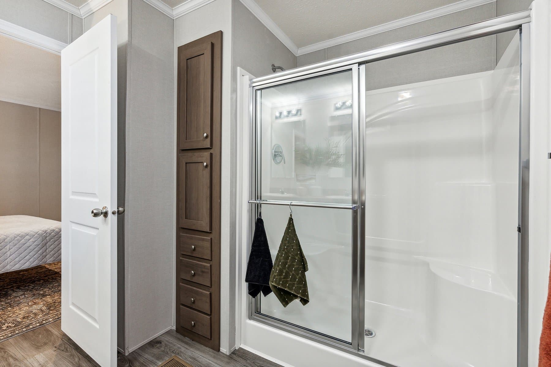 Click to enlarge 1672H32090 single wide home β primary bathroom (photo 18 of 29)