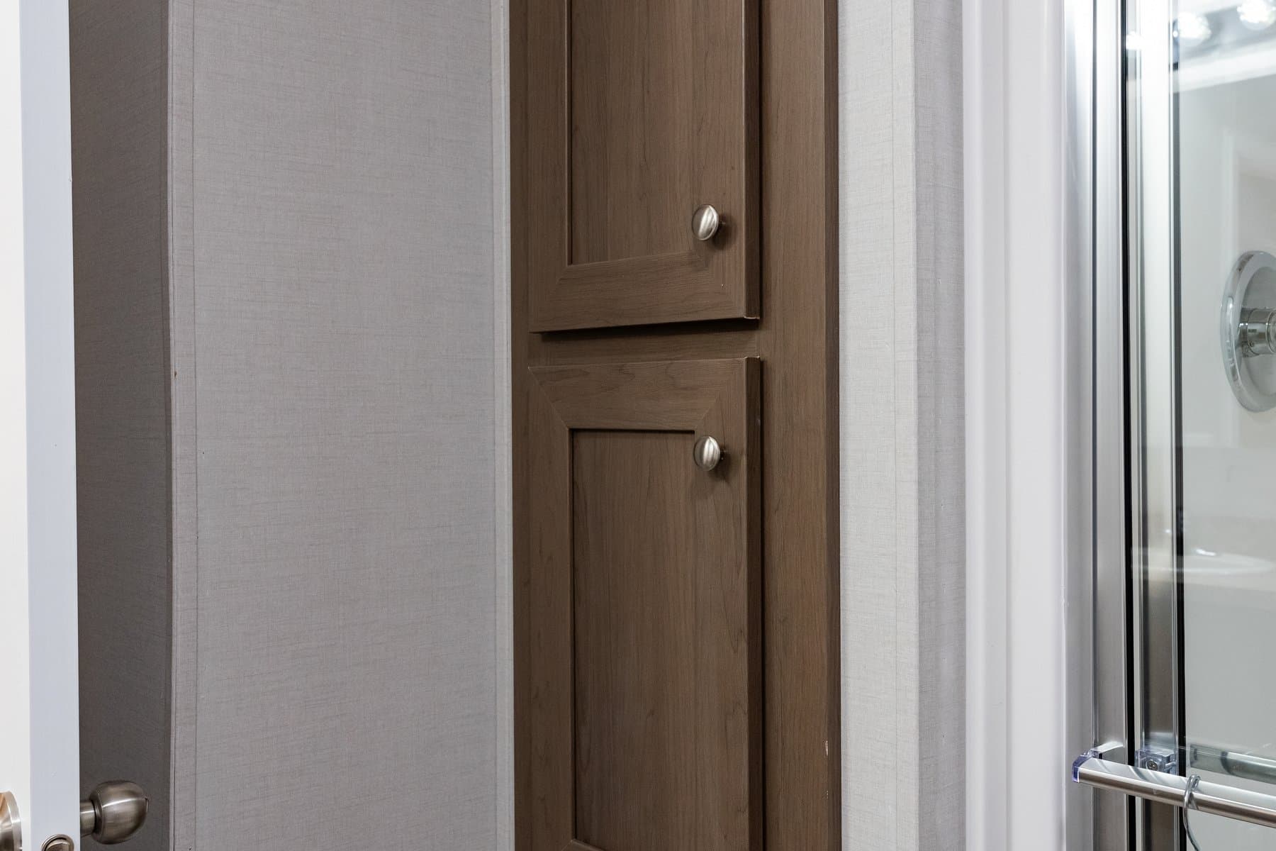 Click to enlarge 1672H32090 single wide home β primary bathroom (photo 19 of 29)