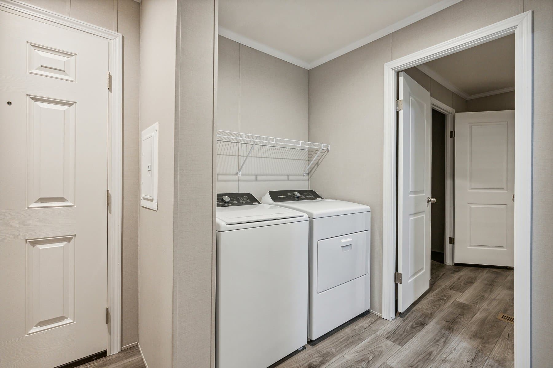 Click to enlarge 1672H32090 single wide home β utility room (photo 23 of 29)