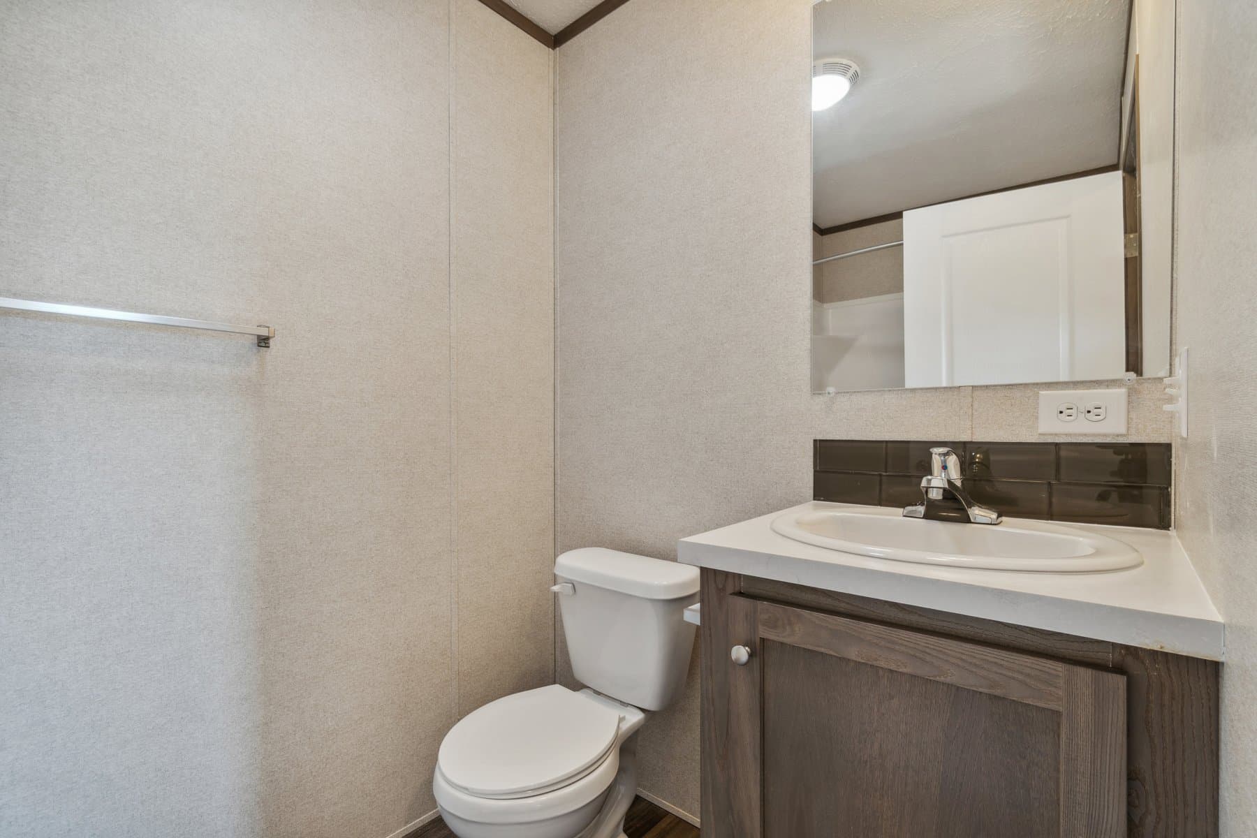 Click to enlarge 1672H32184 single wide home — bathroom (photo 18 of 40)