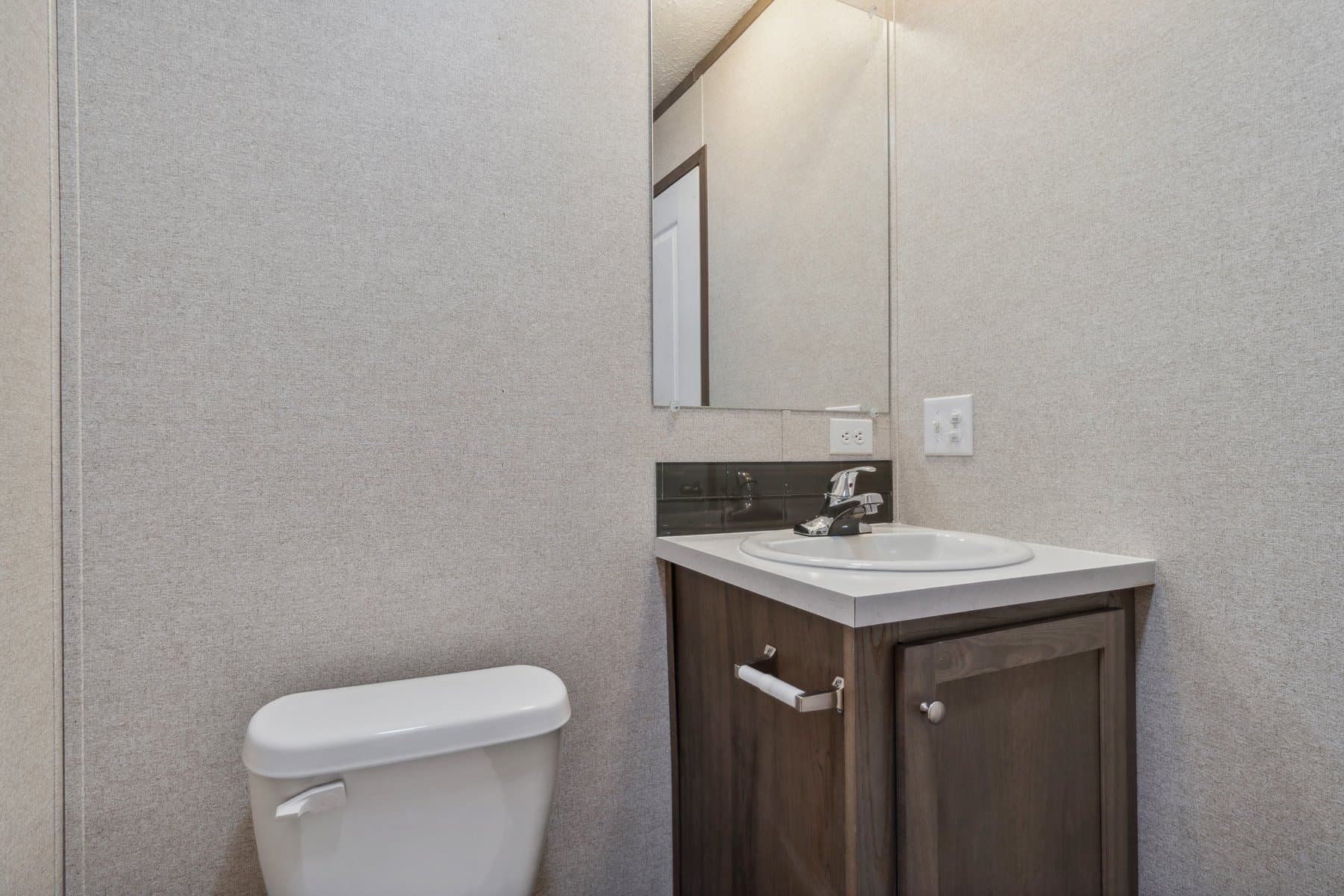 Click to enlarge 1672H32184 single wide home — bathroom (photo 19 of 40)