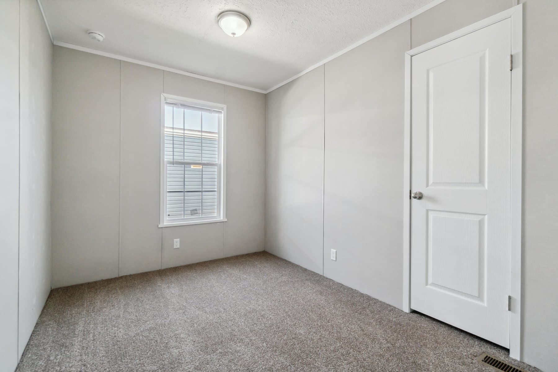 Click to enlarge 1672H32184 single wide home — bedroom (photo 36 of 40)