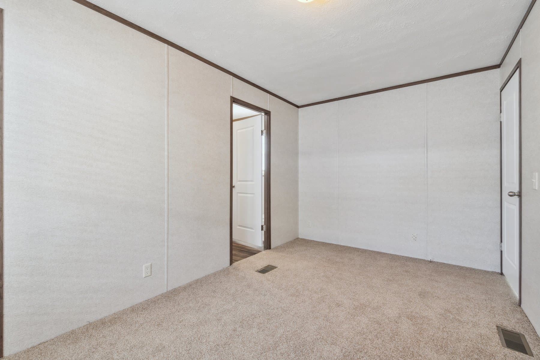 Click to enlarge 1672H32184 single wide home — bedroom (photo 17 of 40)