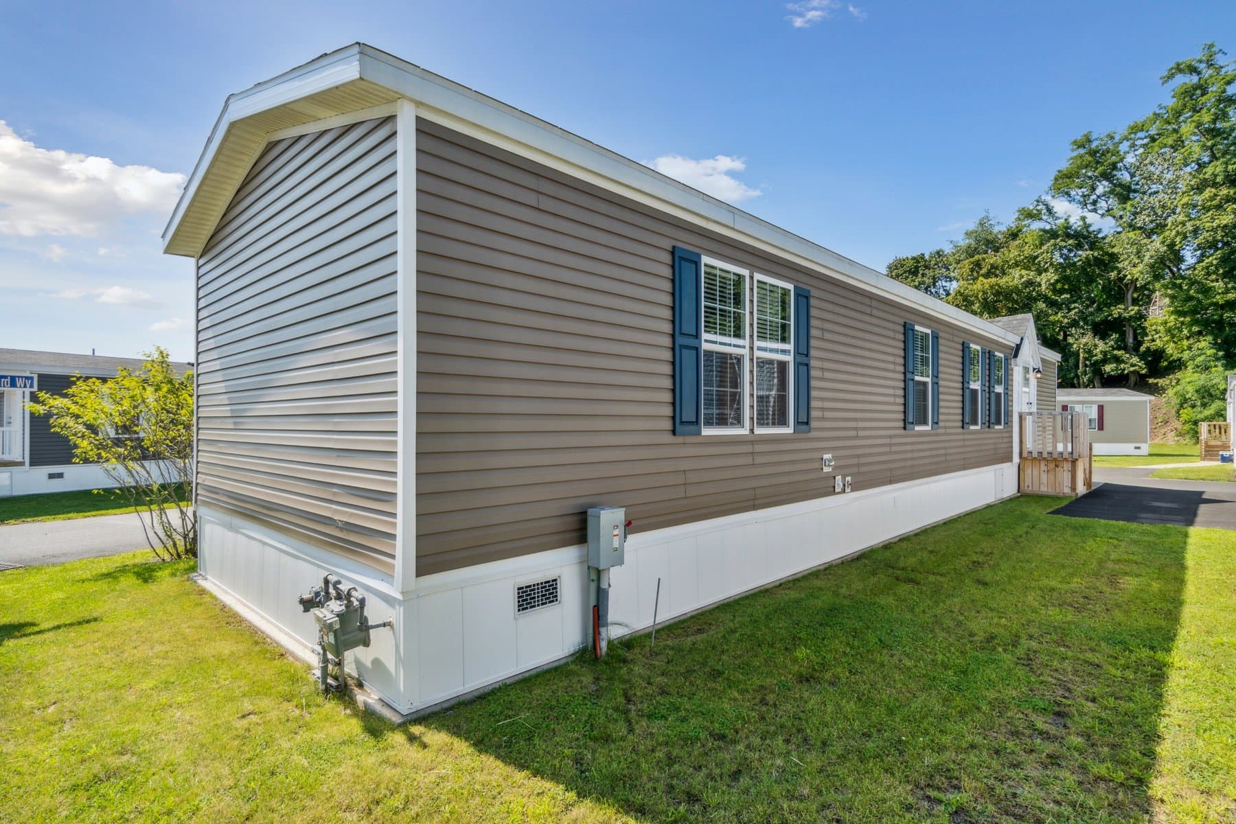 Click to enlarge 1672H32184 single wide home — exterior (photo 23 of 40)