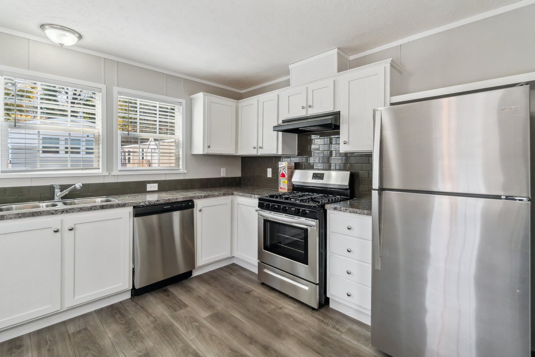 Click to enlarge 1672H32184 single wide home — kitchen (photo 30 of 40)