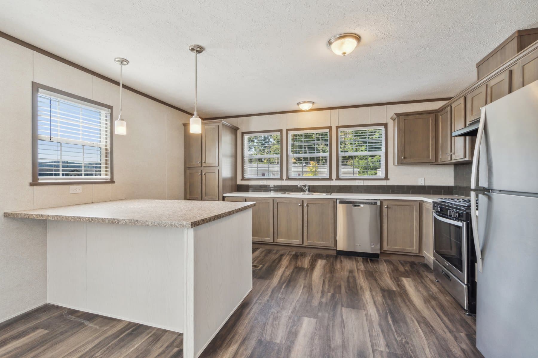 Click to enlarge 1672H32184 single wide home — kitchen (photo 7 of 40)