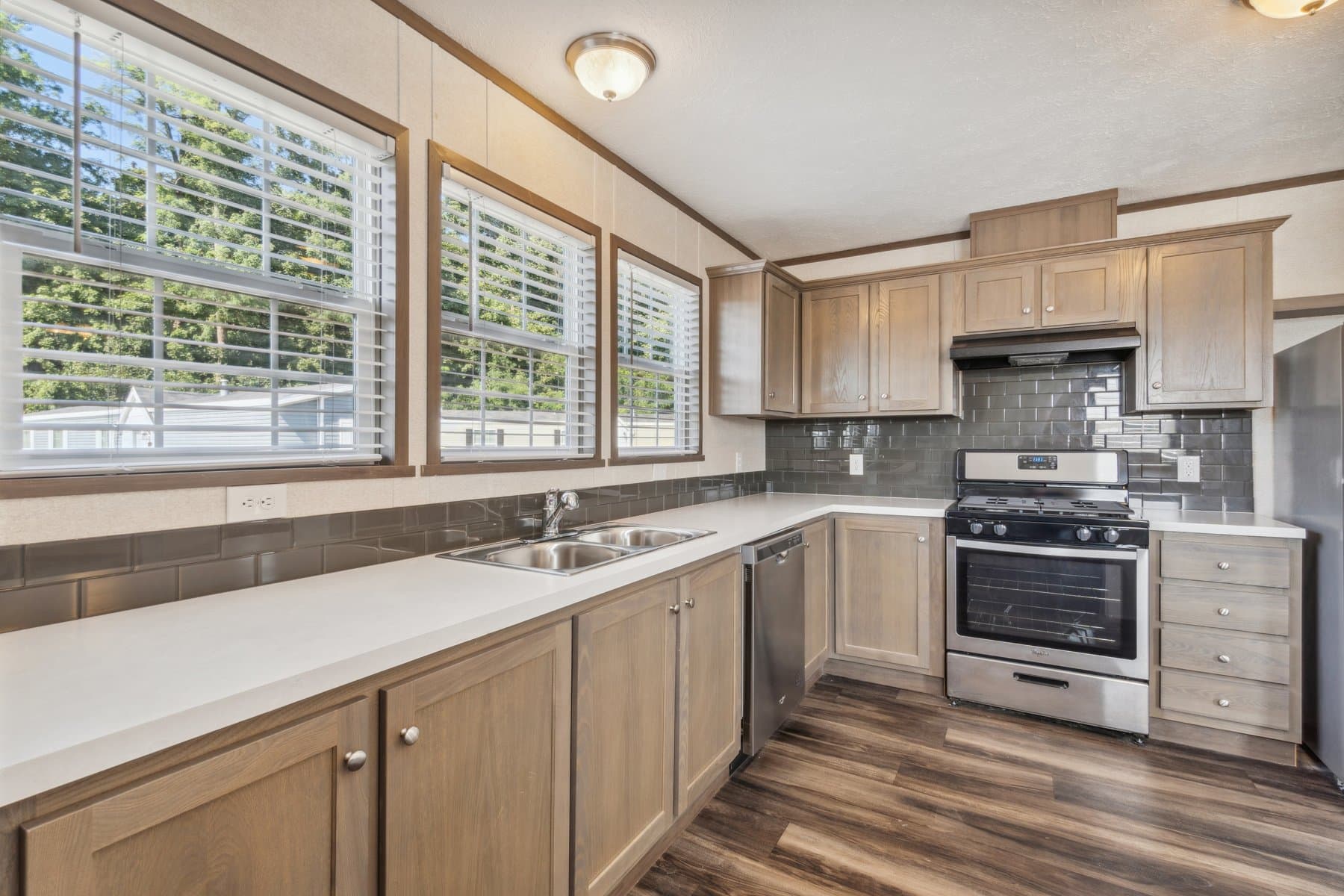 Click to enlarge 1672H32184 single wide home — kitchen (photo 11 of 40)
