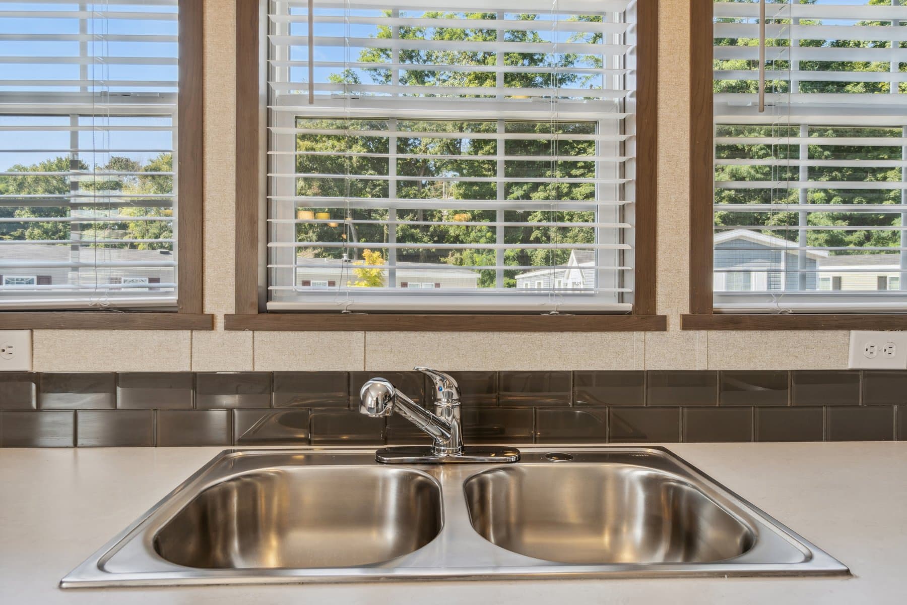 Click to enlarge 1672H32184 single wide home — kitchen (photo 12 of 40)