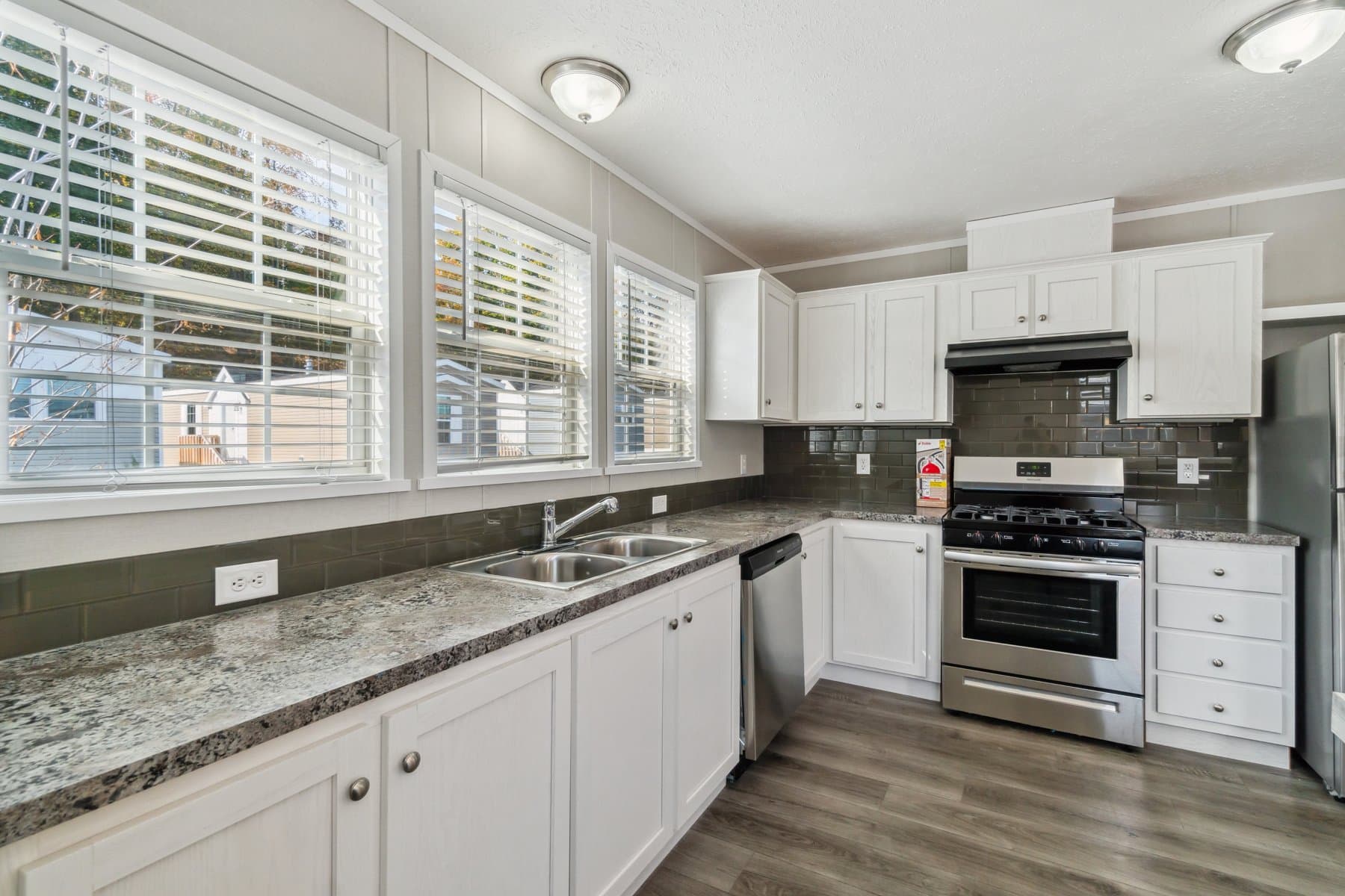 Click to enlarge 1672H32184 single wide home — kitchen (photo 29 of 40)