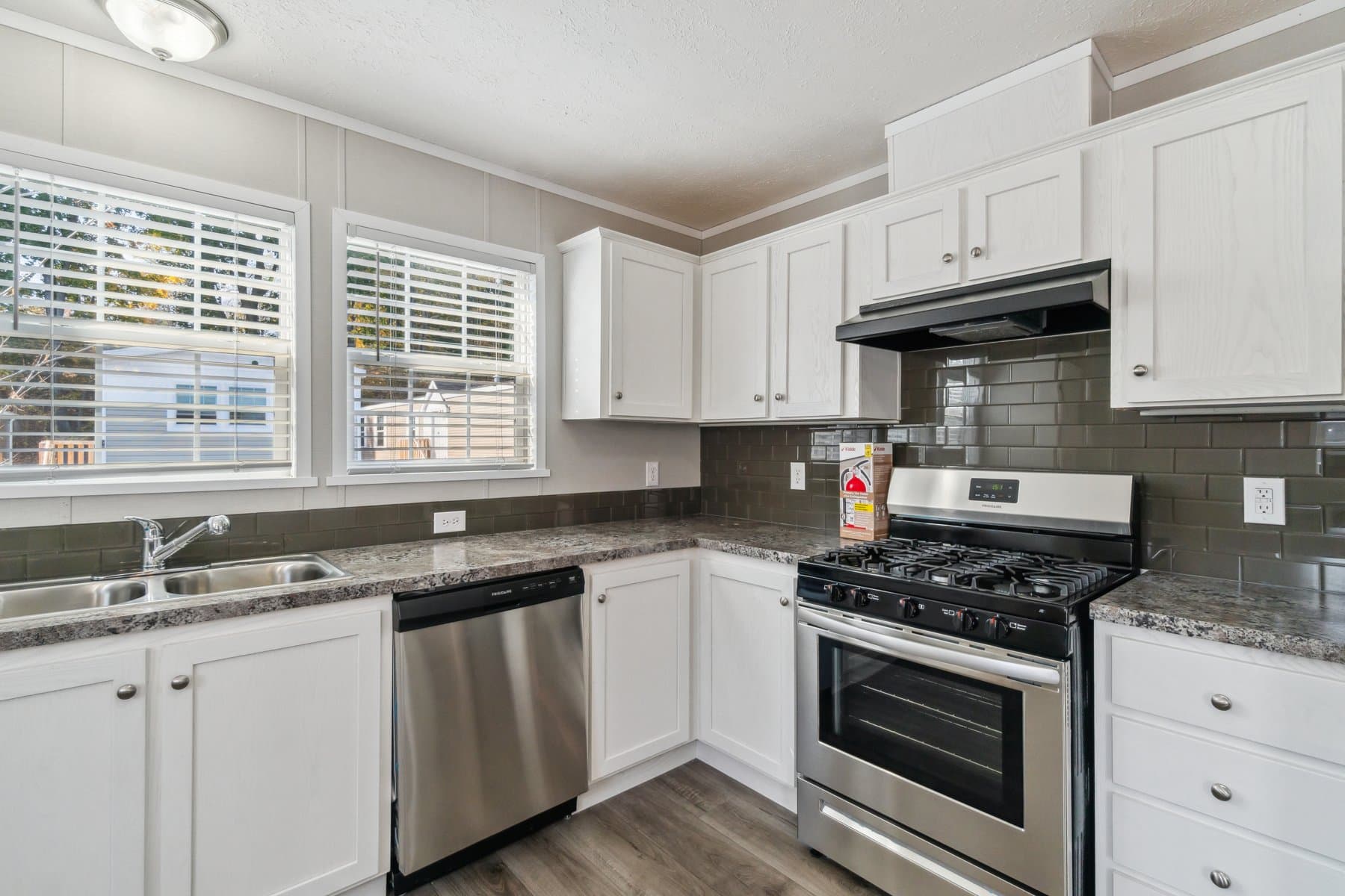 Click to enlarge 1672H32184 single wide home — kitchen (photo 27 of 40)