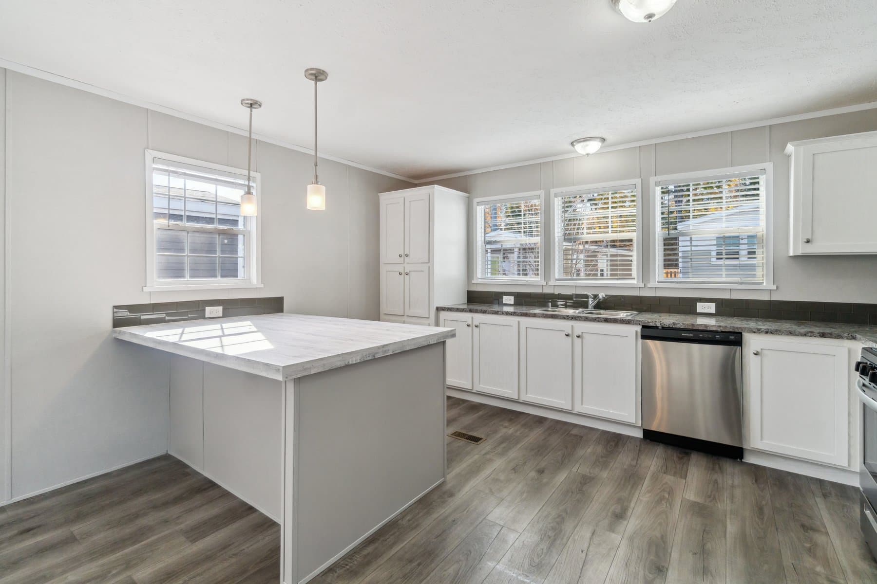 Click to enlarge 1672H32184 single wide home — kitchen (photo 28 of 40)