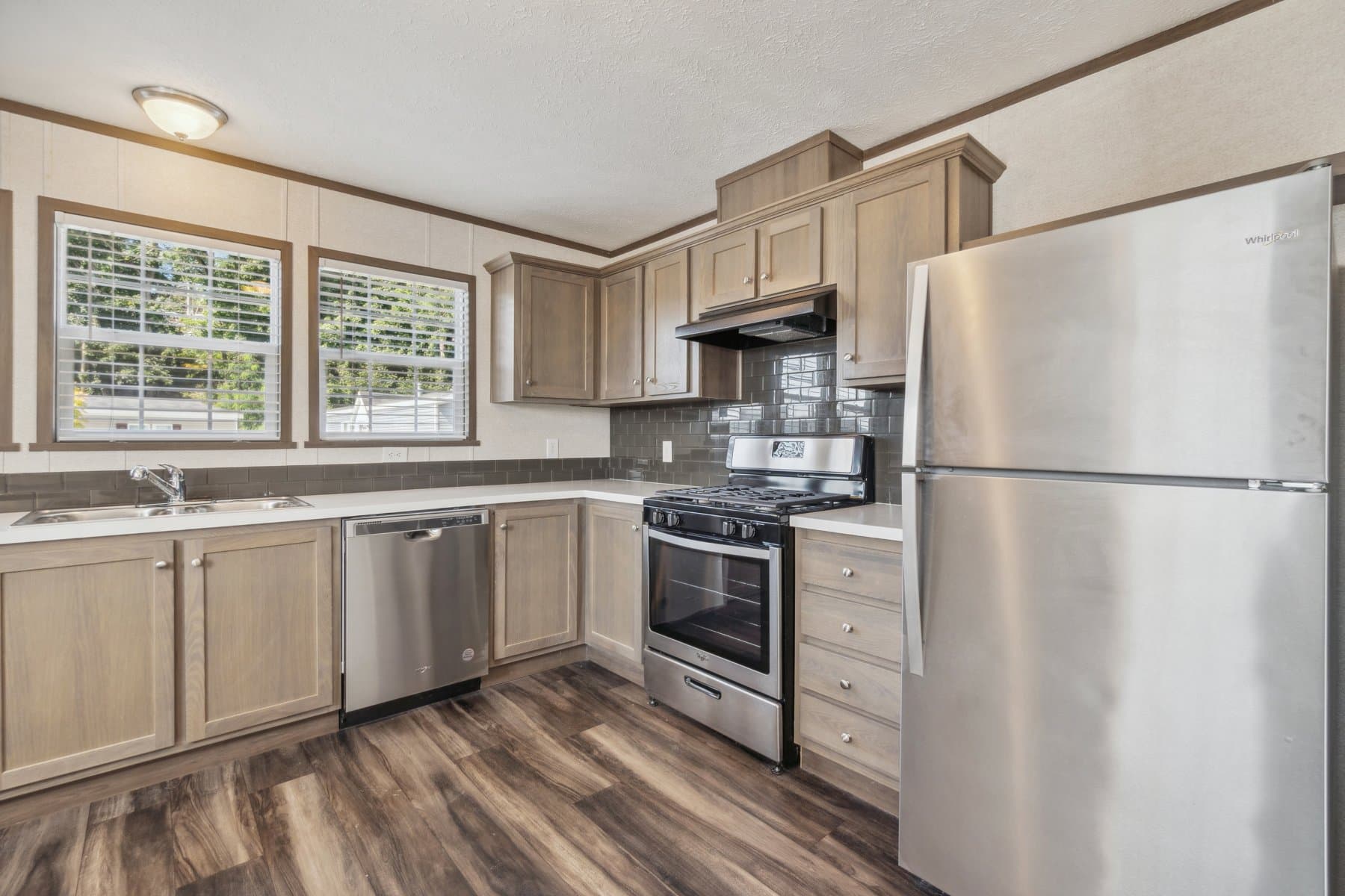 Click to enlarge 1672H32184 single wide home — kitchen (photo 8 of 40)