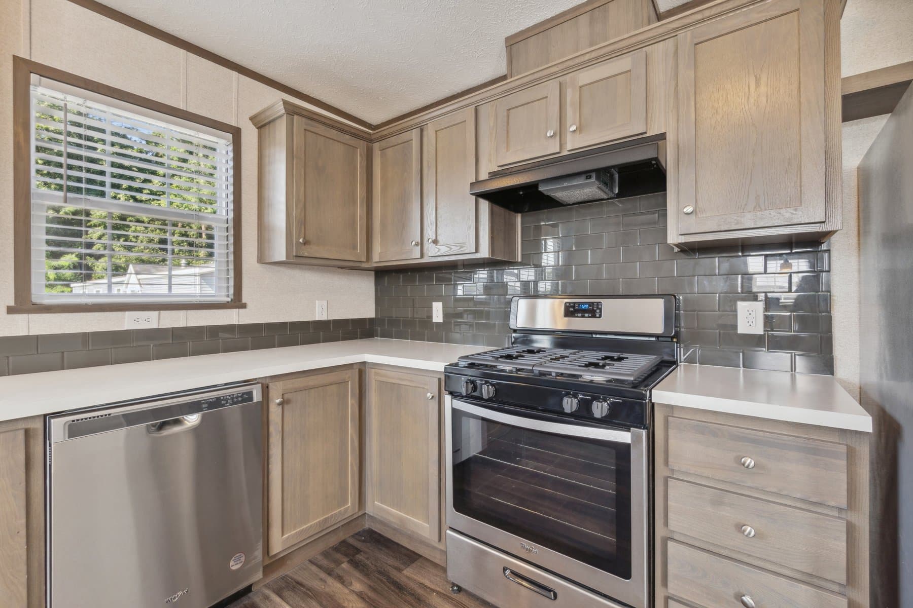 Click to enlarge 1672H32184 single wide home — kitchen (photo 10 of 40)