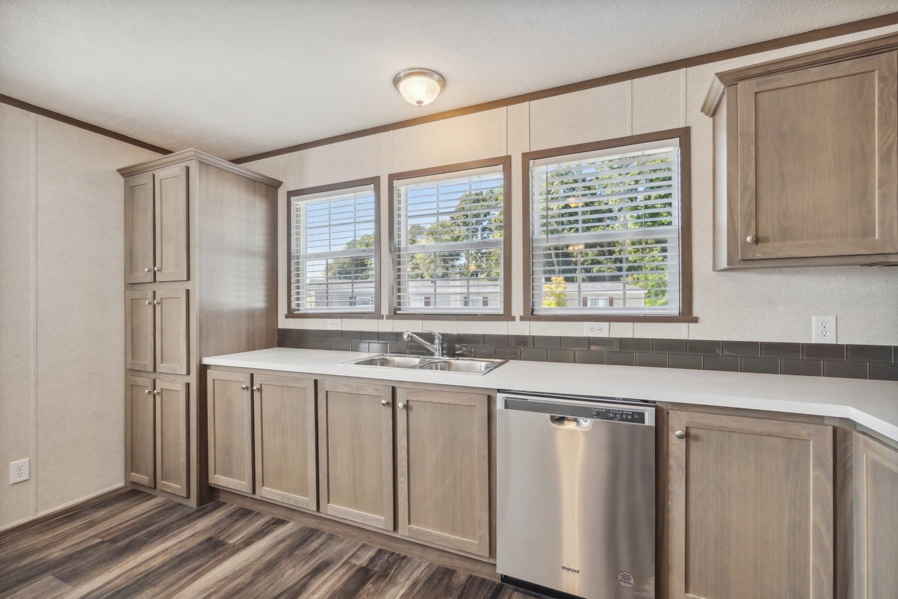 Click to enlarge 1672H32184 single wide home — kitchen (photo 9 of 40)