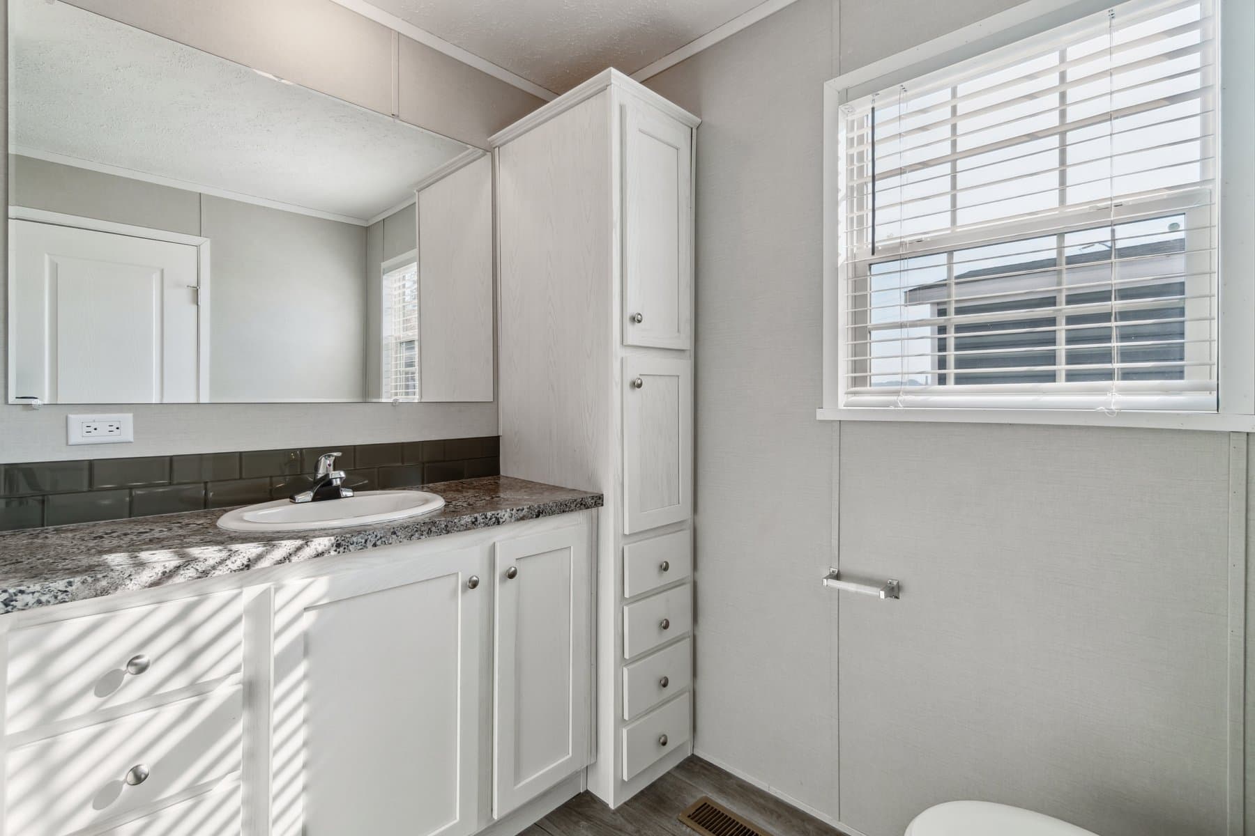 Click to enlarge 1672H32184 single wide home — primary bathroom (photo 34 of 40)
