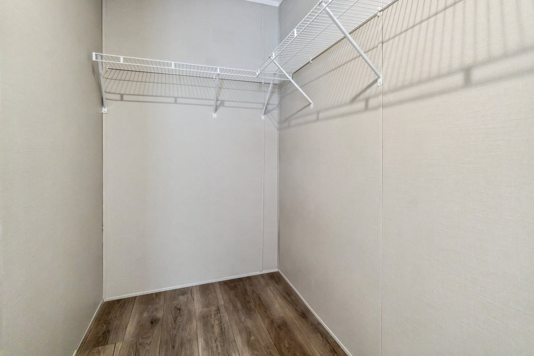 Click to enlarge 1672H32184 single wide home — walk-in closet (photo 32 of 40)